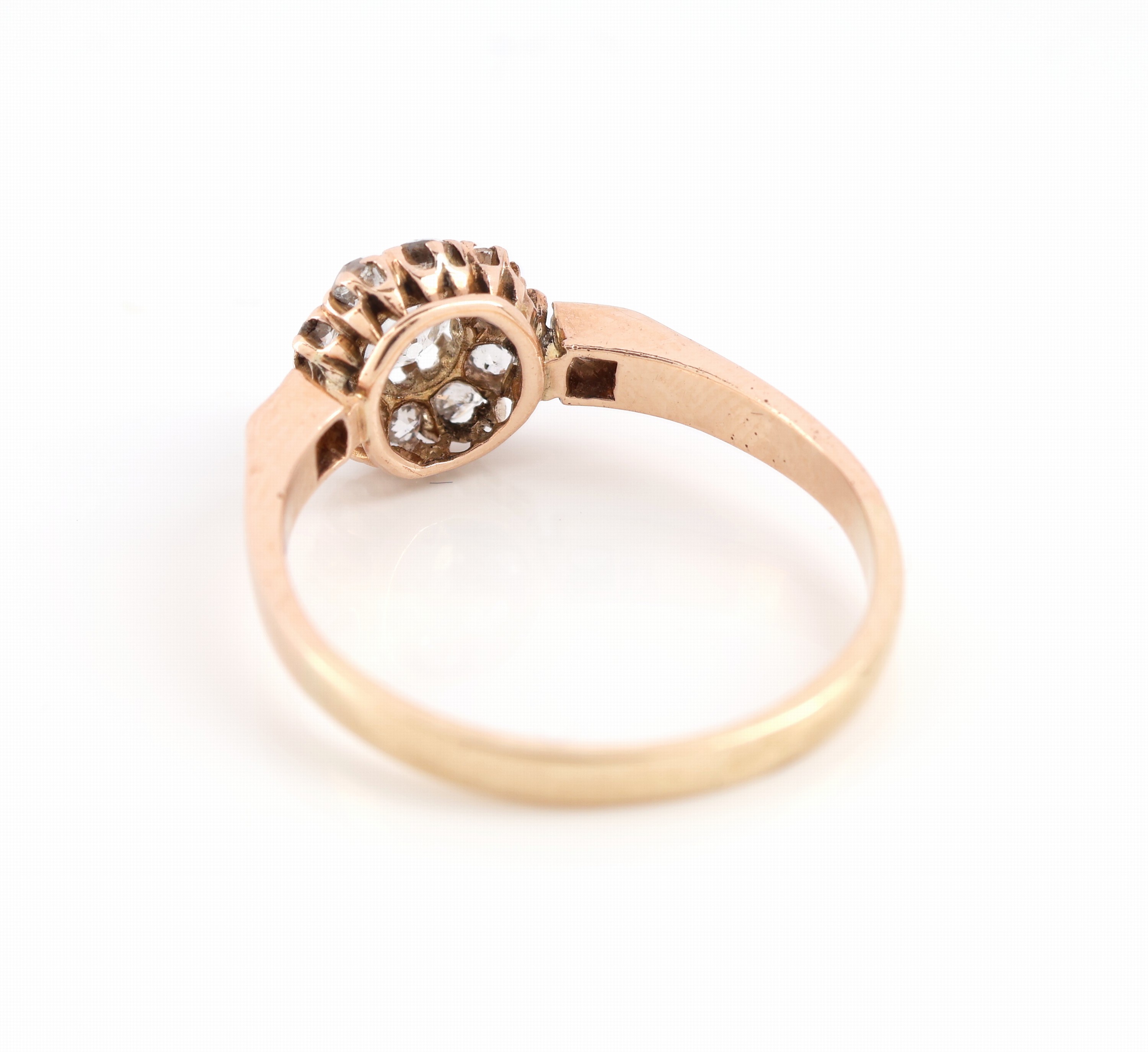 Detail b: 14 kt Gold Diamant-Ring, um 1880, RoseG 585/000 gepr., mittig Altschliffdiamant ca. 0.40 ct Weiß/p, umgeben von 12 Altschliffdiamanten zus. ca. ...