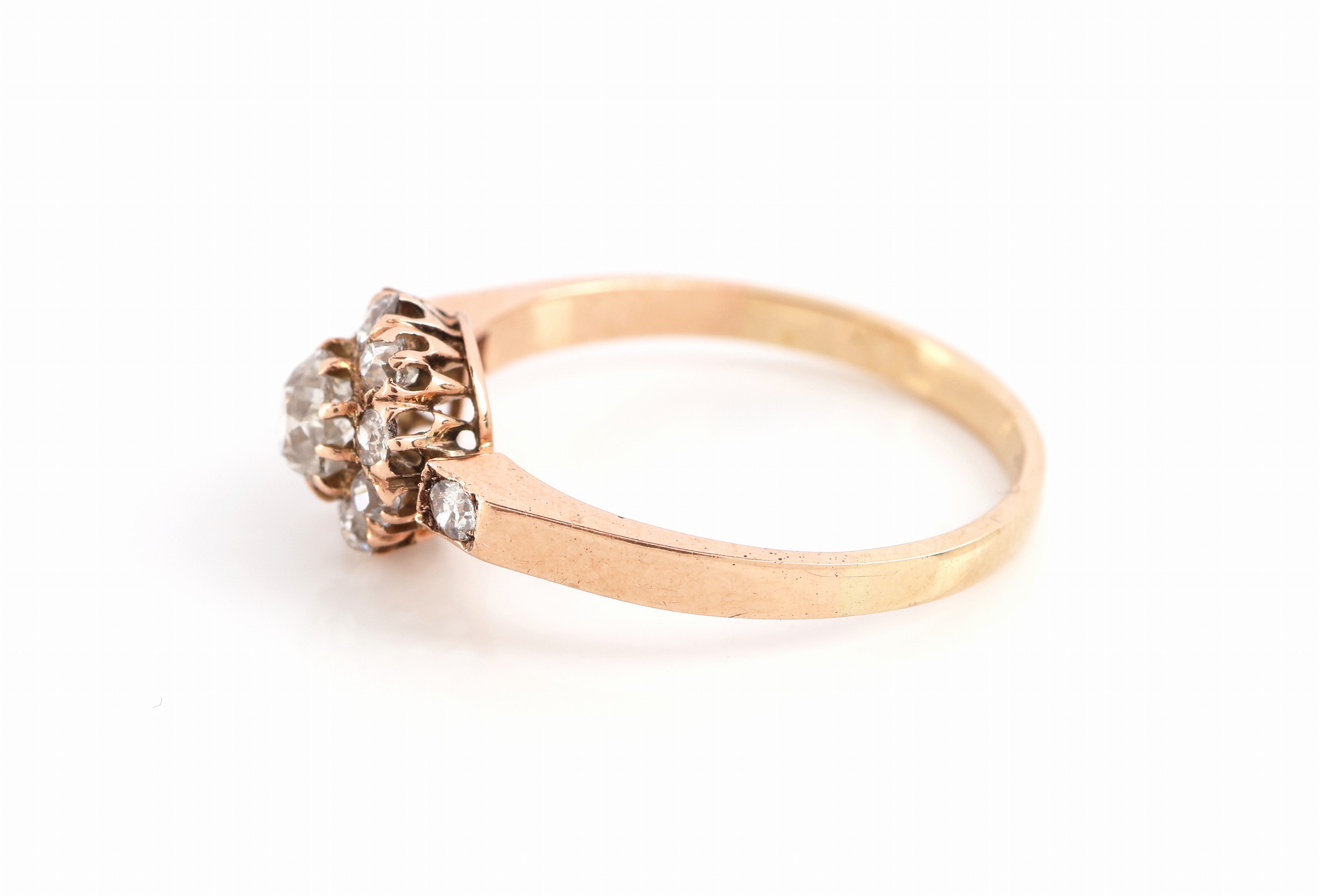 Detail c: 14 kt Gold Diamant-Ring, um 1880, RoseG 585/000 gepr., mittig Altschliffdiamant ca. 0.40 ct Weiß/p, umgeben von 12 Altschliffdiamanten zus. ca. ...