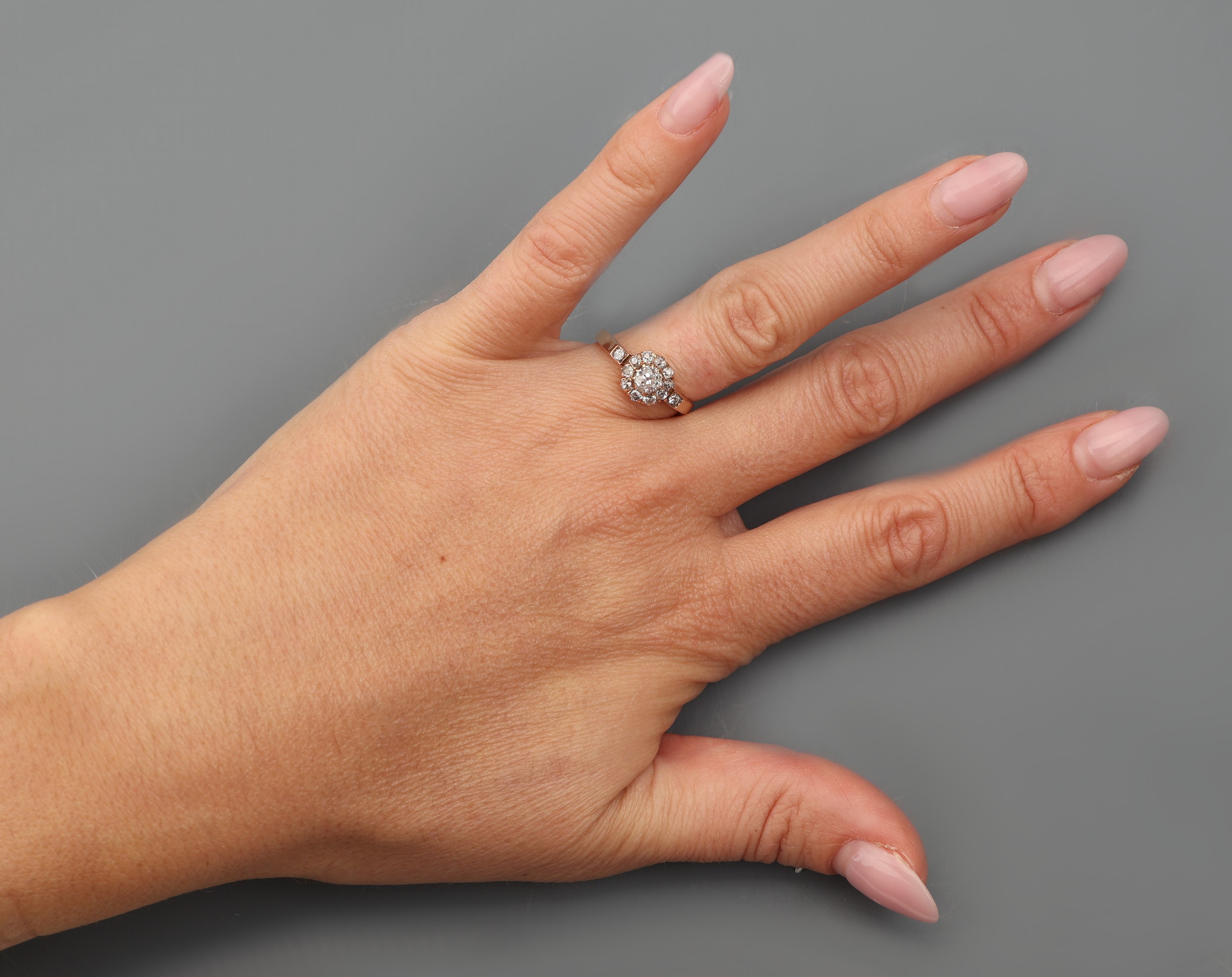 Detail d: 14 kt Gold Diamant-Ring, um 1880, RoseG 585/000 gepr., mittig Altschliffdiamant ca. 0.40 ct Weiß/p, umgeben von 12 Altschliffdiamanten zus. ca. ...