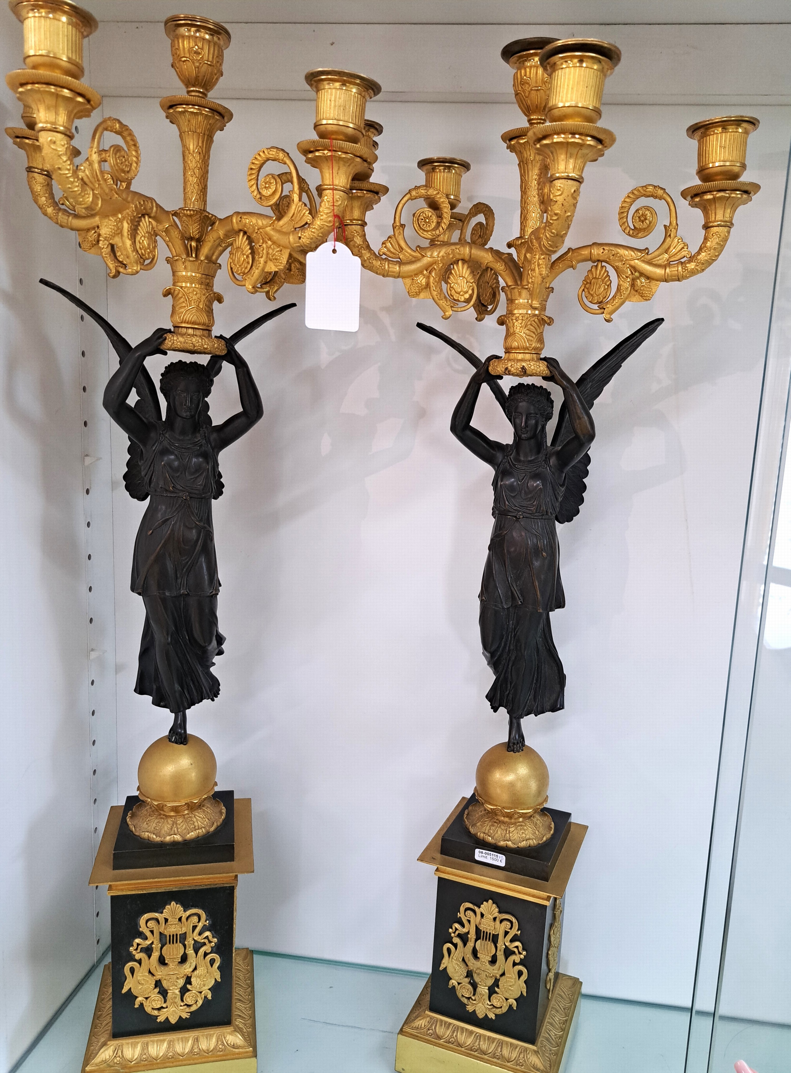Detail a: Paar große Figurenleuchter, Frankreich, um 1900, Empirestil, Bronze teils brüniert, teils vergoldet, vollplastische geflügelte Frauenfiguren ...