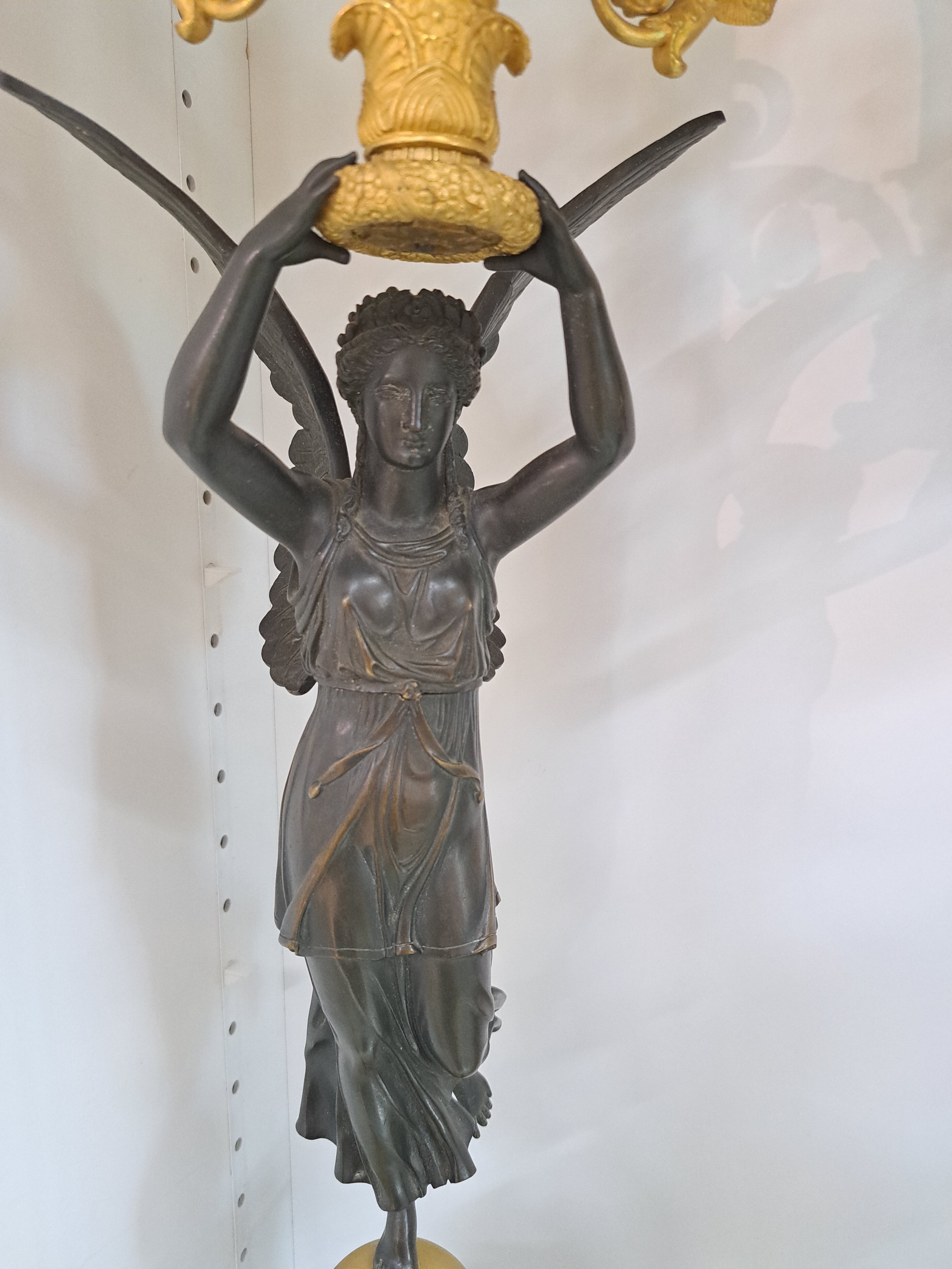 Detail b: Paar große Figurenleuchter, Frankreich, um 1900, Empirestil, Bronze teils brüniert, teils vergoldet, vollplastische geflügelte Frauenfiguren ...