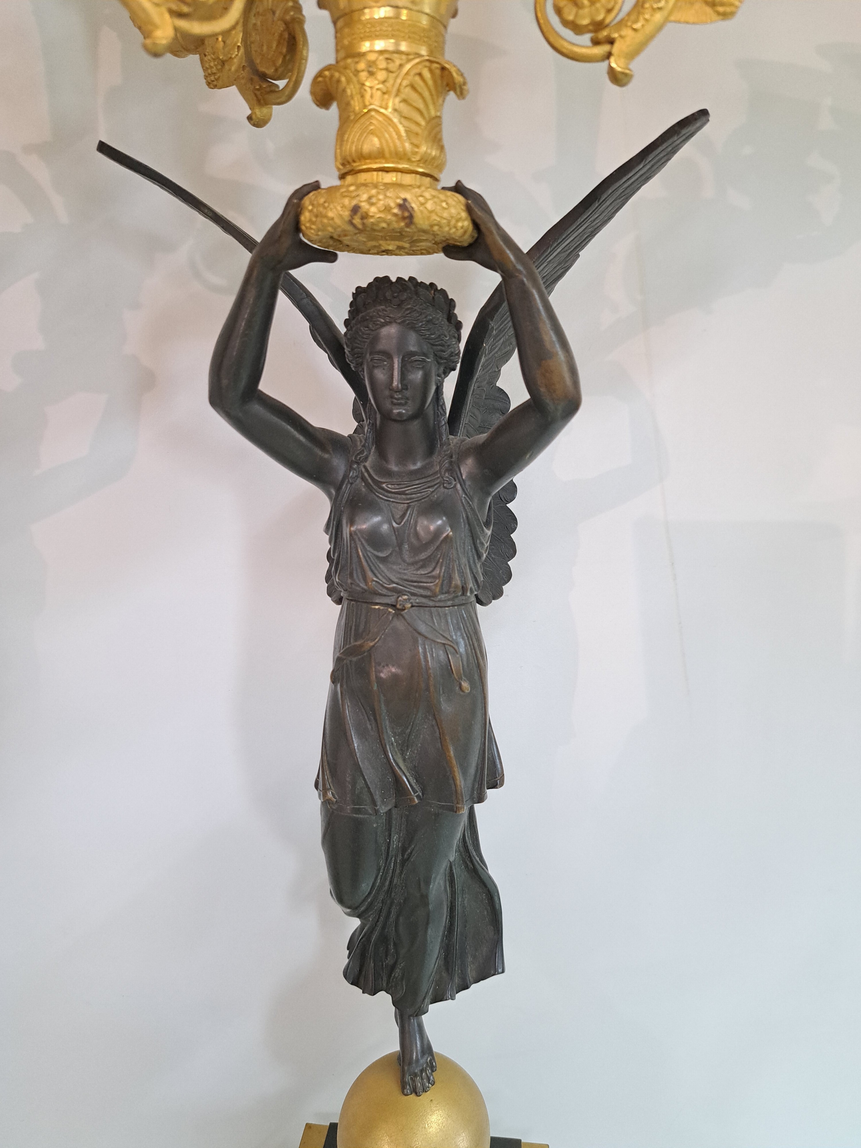 Detail c: Paar große Figurenleuchter, Frankreich, um 1900, Empirestil, Bronze teils brüniert, teils vergoldet, vollplastische geflügelte Frauenfiguren ...