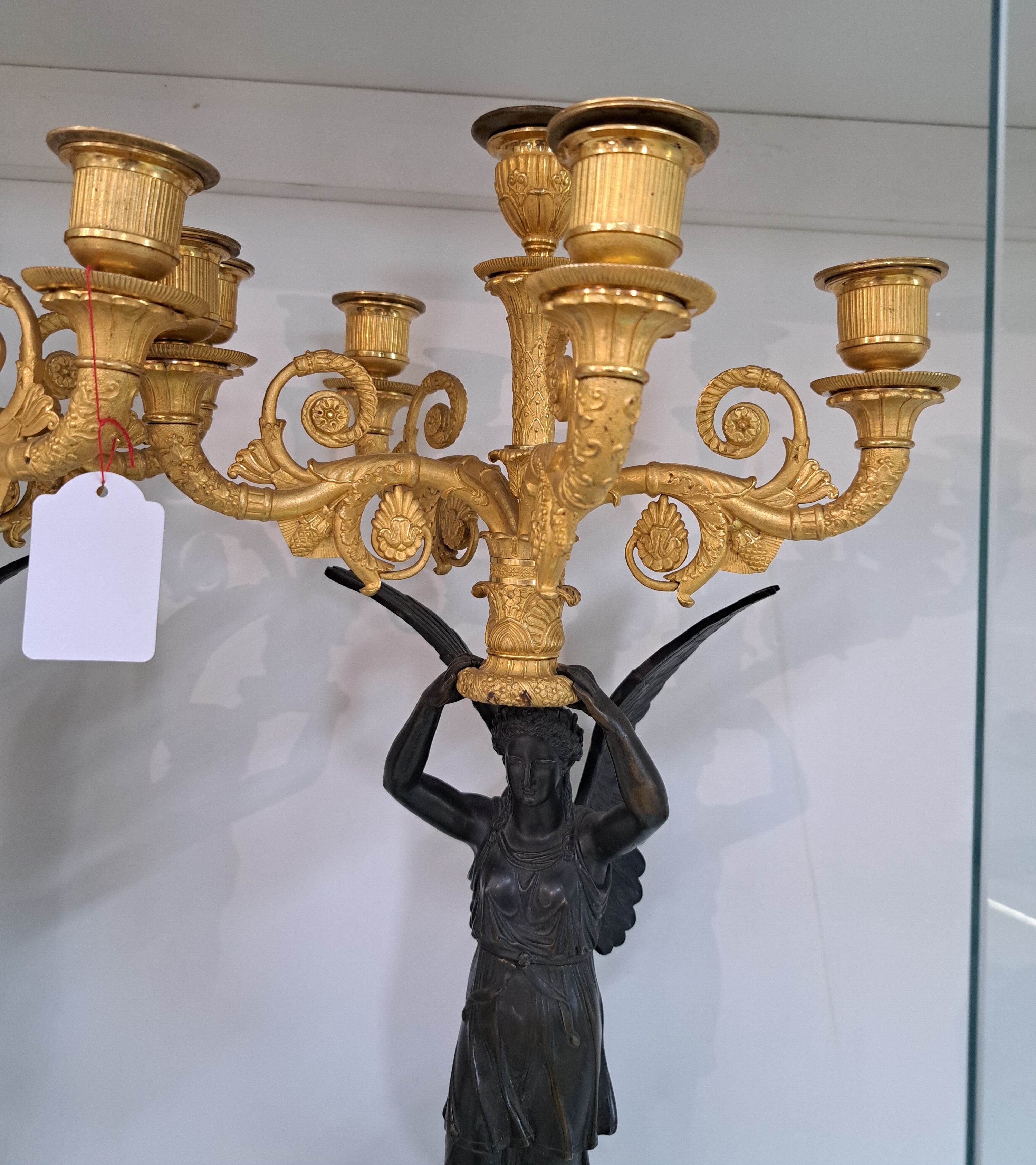 Detail d: Paar große Figurenleuchter, Frankreich, um 1900, Empirestil, Bronze teils brüniert, teils vergoldet, vollplastische geflügelte Frauenfiguren ...