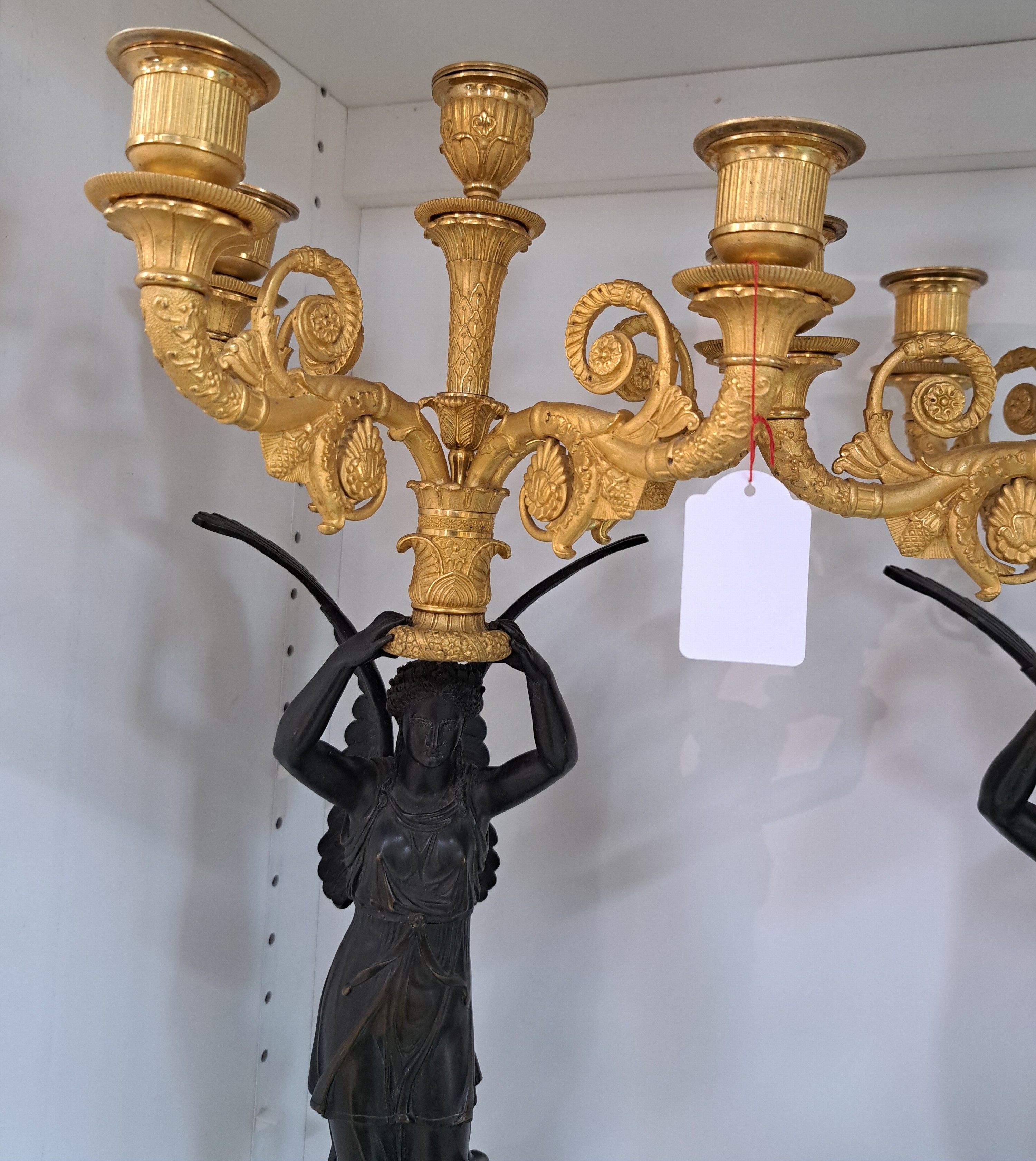Detail e: Paar große Figurenleuchter, Frankreich, um 1900, Empirestil, Bronze teils brüniert, teils vergoldet, vollplastische geflügelte Frauenfiguren ...