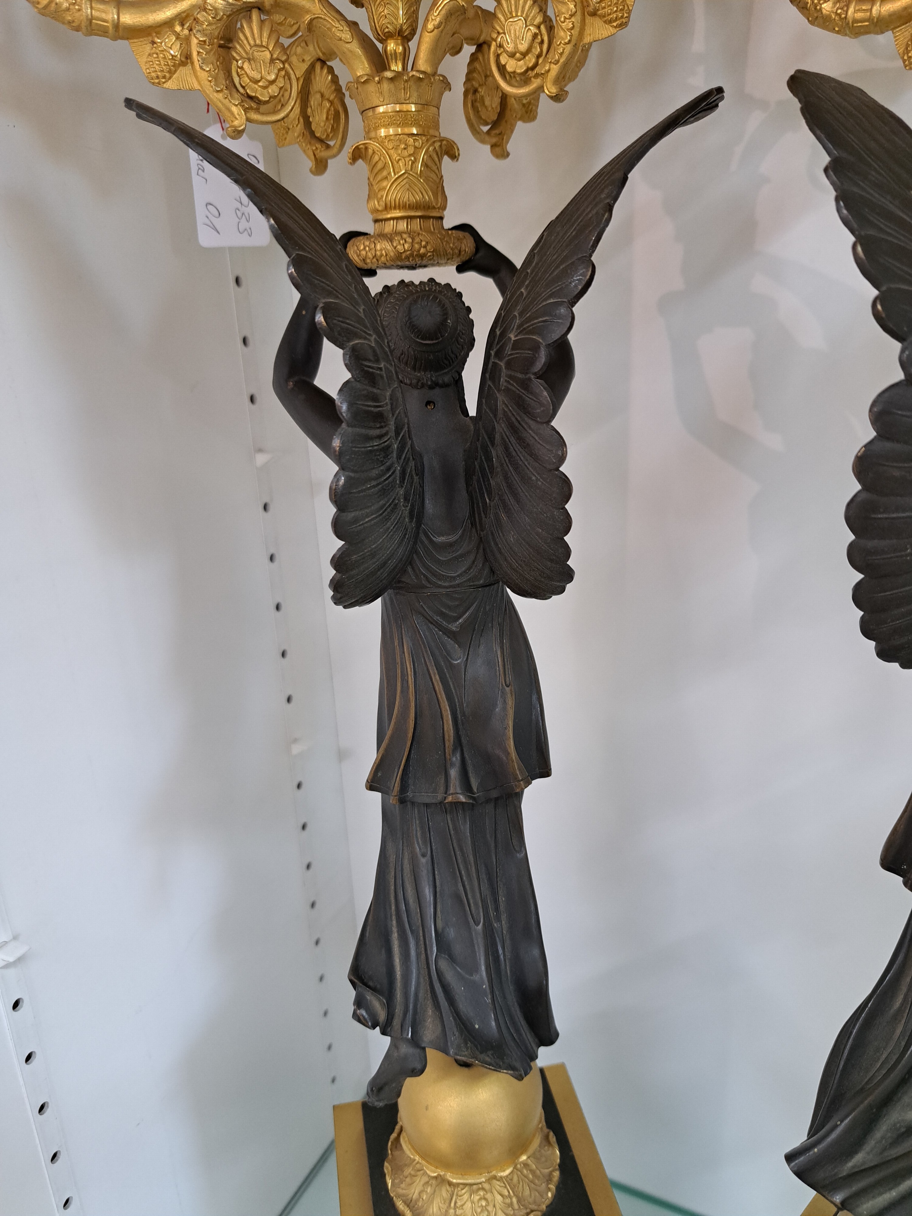 Detail f: Paar große Figurenleuchter, Frankreich, um 1900, Empirestil, Bronze teils brüniert, teils vergoldet, vollplastische geflügelte Frauenfiguren ...
