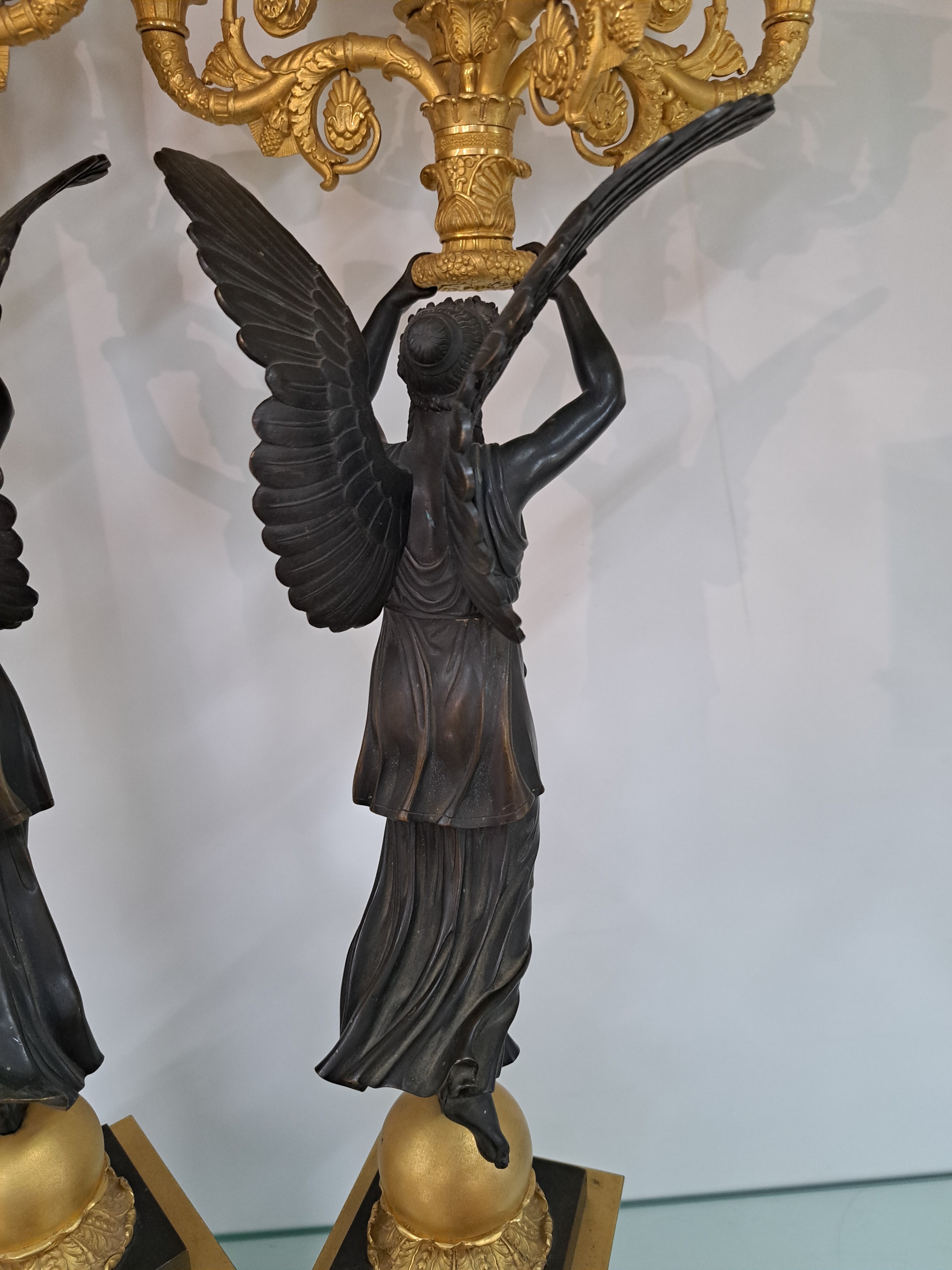 Detail g: Paar große Figurenleuchter, Frankreich, um 1900, Empirestil, Bronze teils brüniert, teils vergoldet, vollplastische geflügelte Frauenfiguren ...
