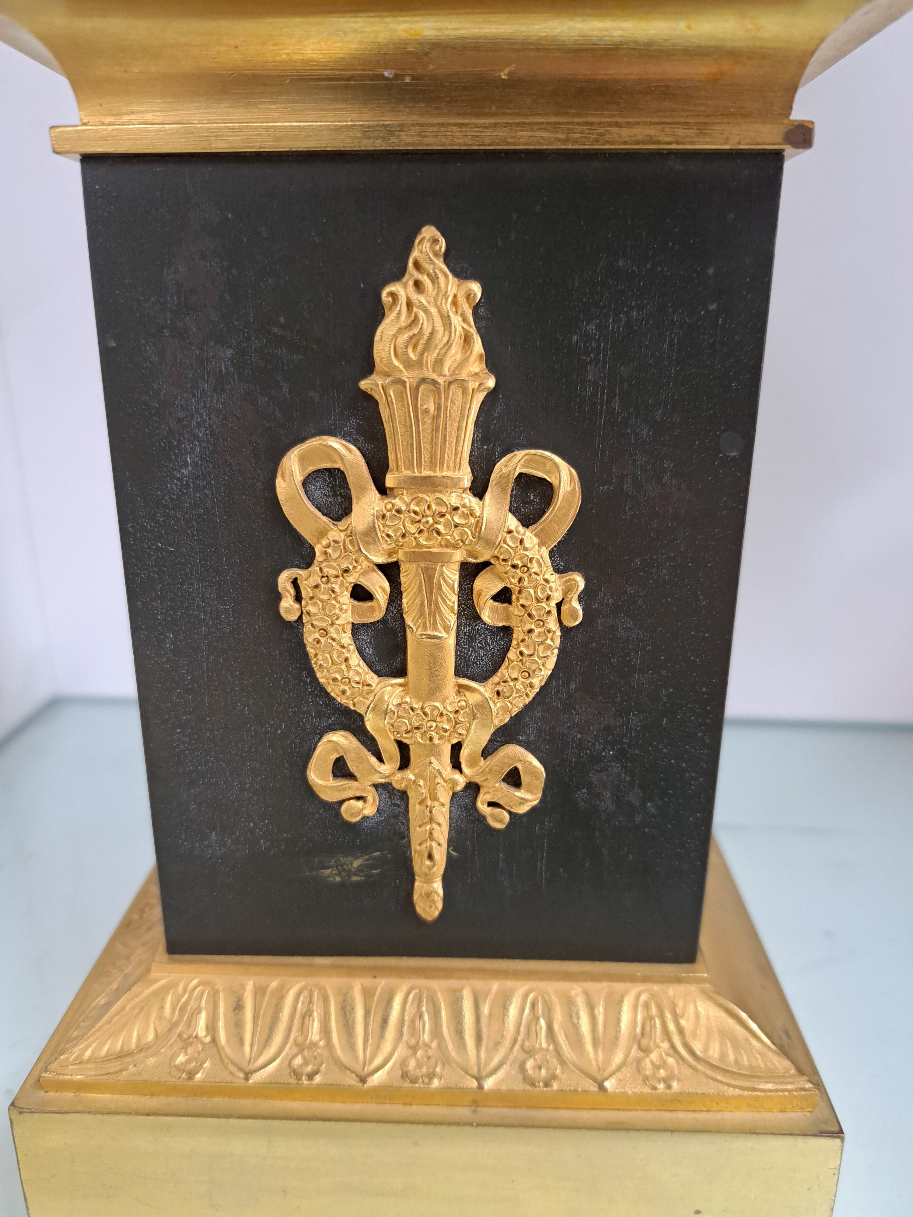 Detail h: Paar große Figurenleuchter, Frankreich, um 1900, Empirestil, Bronze teils brüniert, teils vergoldet, vollplastische geflügelte Frauenfiguren ...