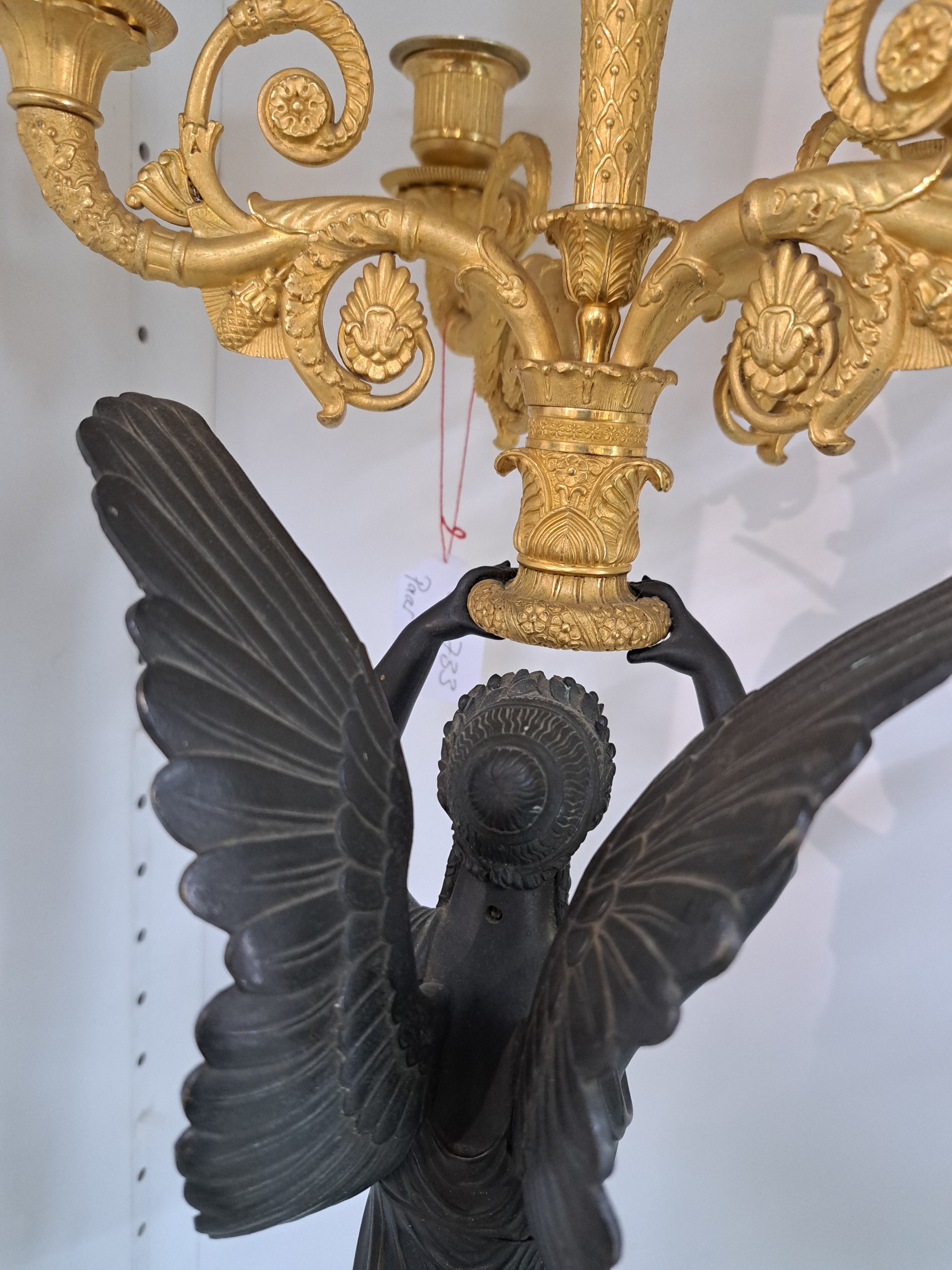 Detail i: Paar große Figurenleuchter, Frankreich, um 1900, Empirestil, Bronze teils brüniert, teils vergoldet, vollplastische geflügelte Frauenfiguren ...