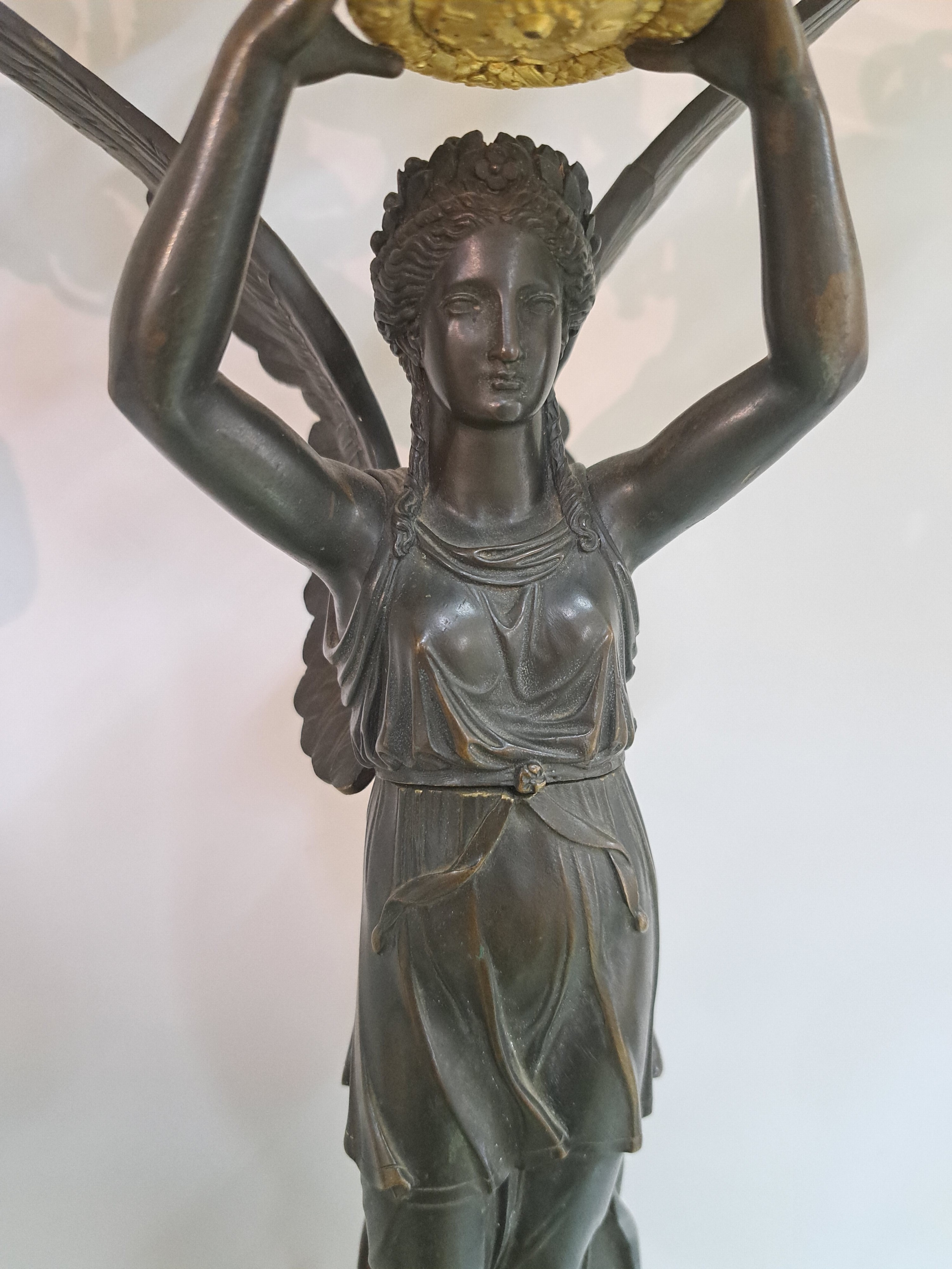 Detail k: Paar große Figurenleuchter, Frankreich, um 1900, Empirestil, Bronze teils brüniert, teils vergoldet, vollplastische geflügelte Frauenfiguren ...