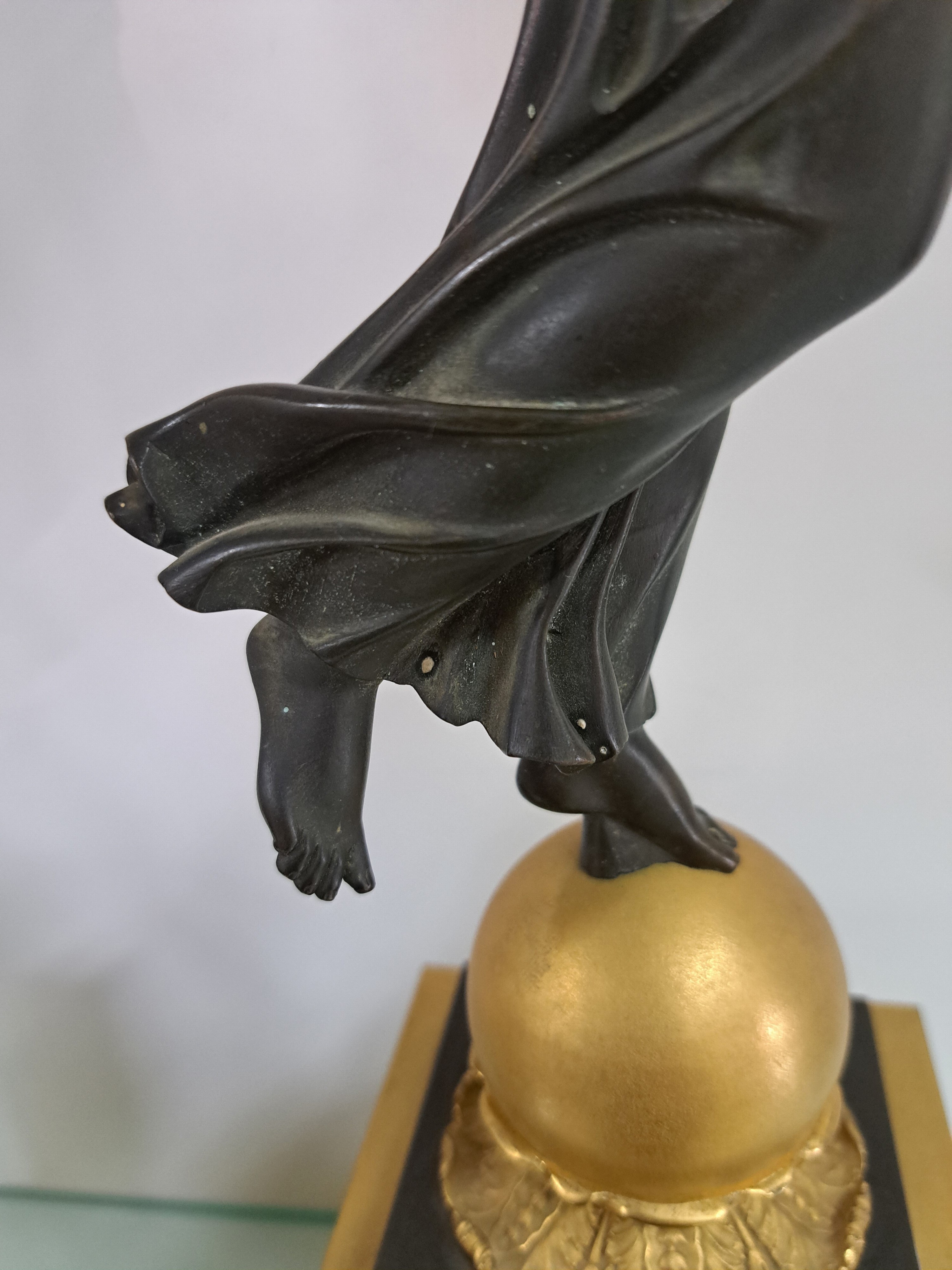 Detail l: Paar große Figurenleuchter, Frankreich, um 1900, Empirestil, Bronze teils brüniert, teils vergoldet, vollplastische geflügelte Frauenfiguren ...