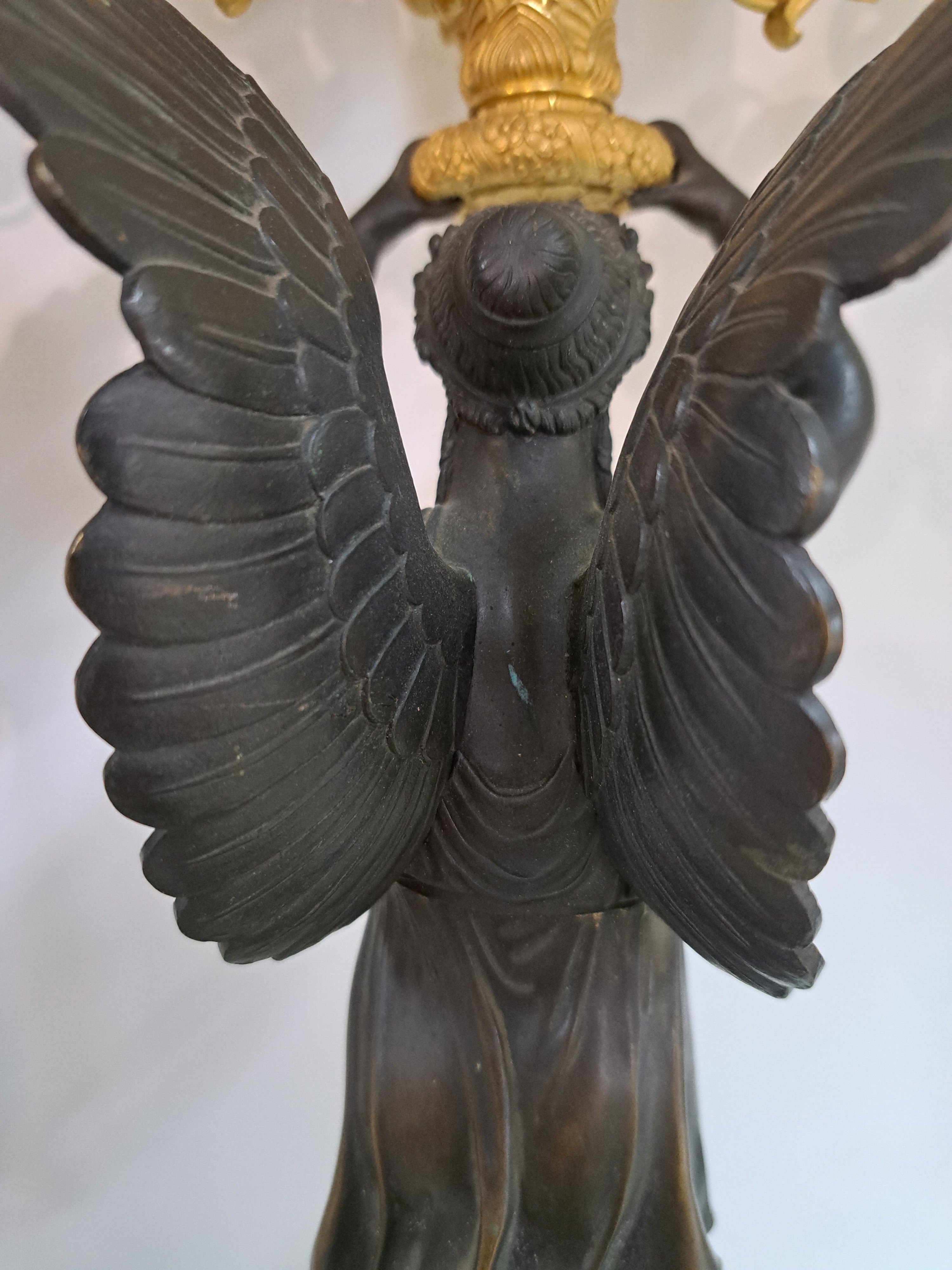 Detail m: Paar große Figurenleuchter, Frankreich, um 1900, Empirestil, Bronze teils brüniert, teils vergoldet, vollplastische geflügelte Frauenfiguren ...