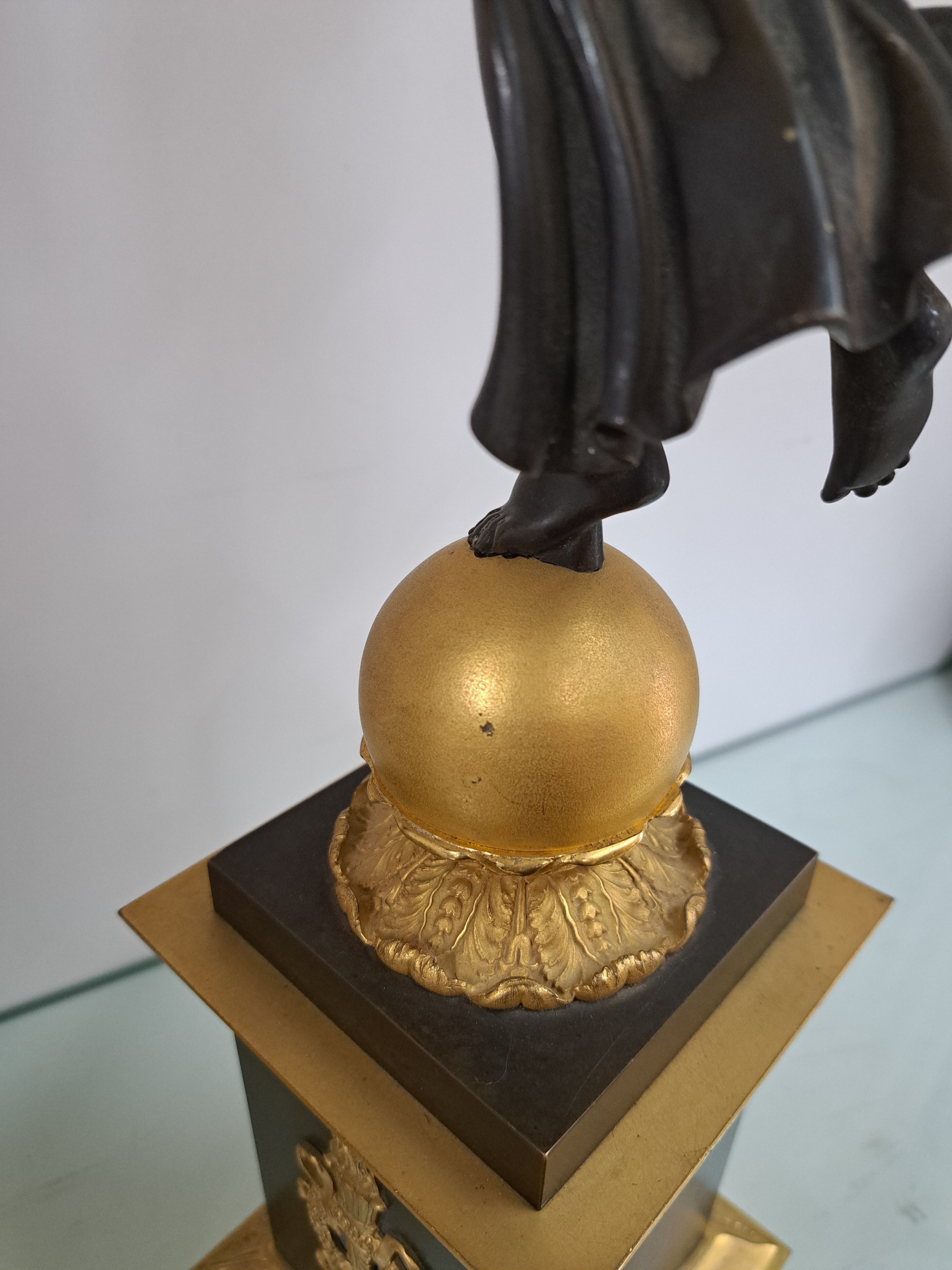 Detail n: Paar große Figurenleuchter, Frankreich, um 1900, Empirestil, Bronze teils brüniert, teils vergoldet, vollplastische geflügelte Frauenfiguren ...