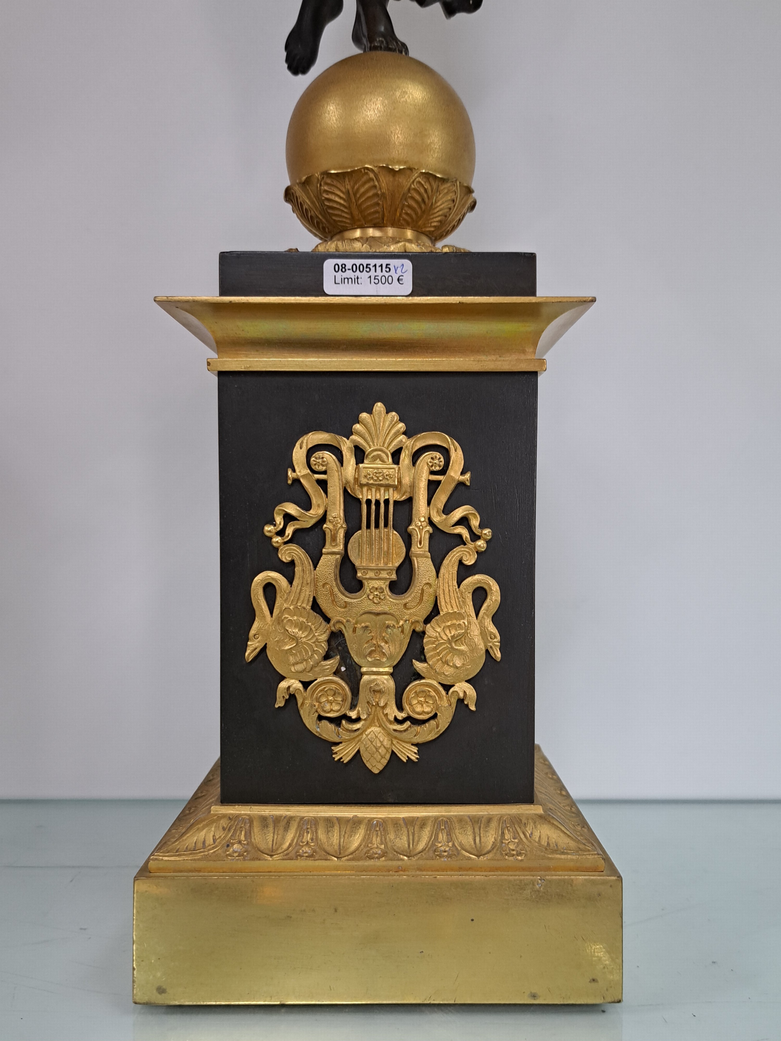 Detail p: Paar große Figurenleuchter, Frankreich, um 1900, Empirestil, Bronze teils brüniert, teils vergoldet, vollplastische geflügelte Frauenfiguren ...