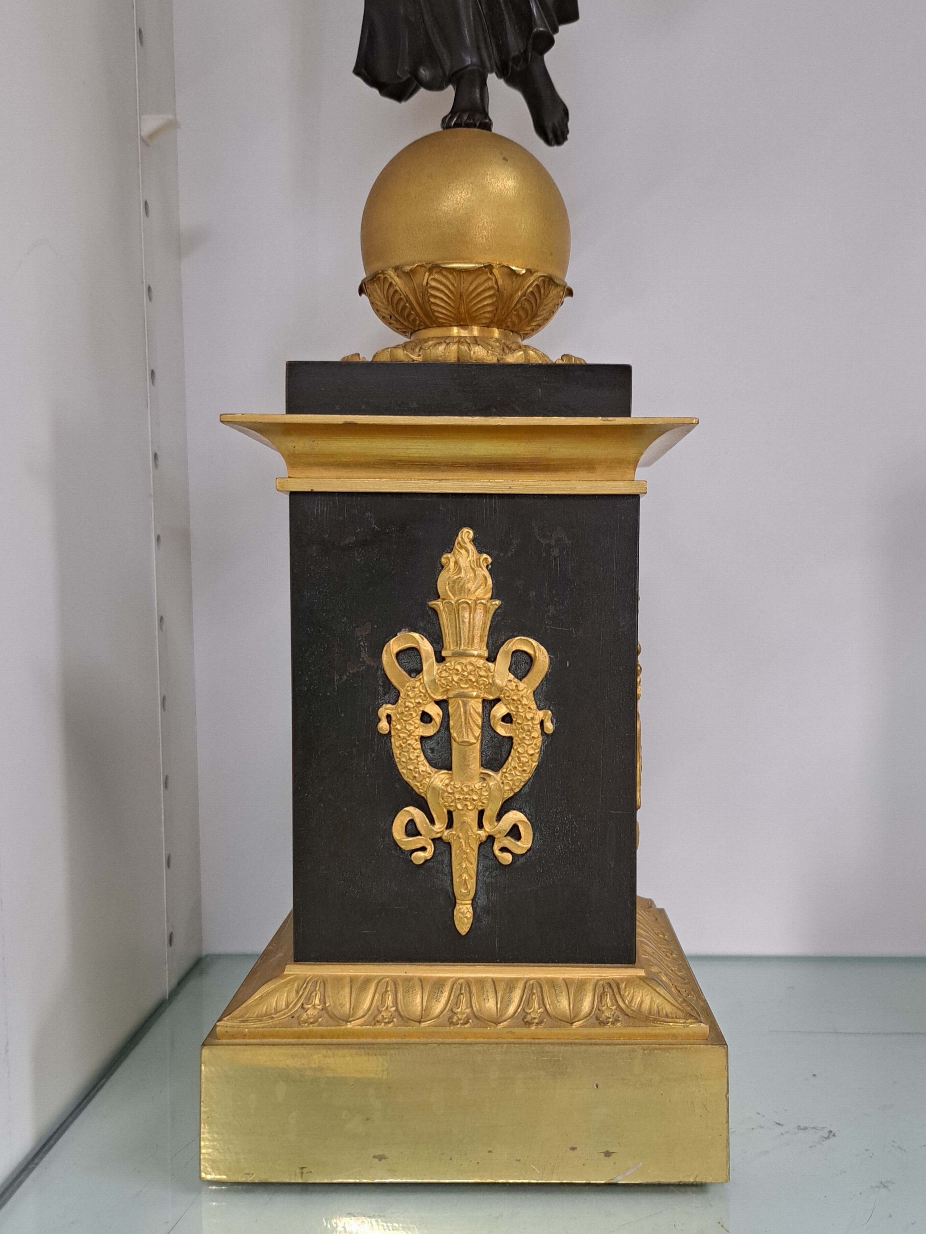 Detail q: Paar große Figurenleuchter, Frankreich, um 1900, Empirestil, Bronze teils brüniert, teils vergoldet, vollplastische geflügelte Frauenfiguren ...