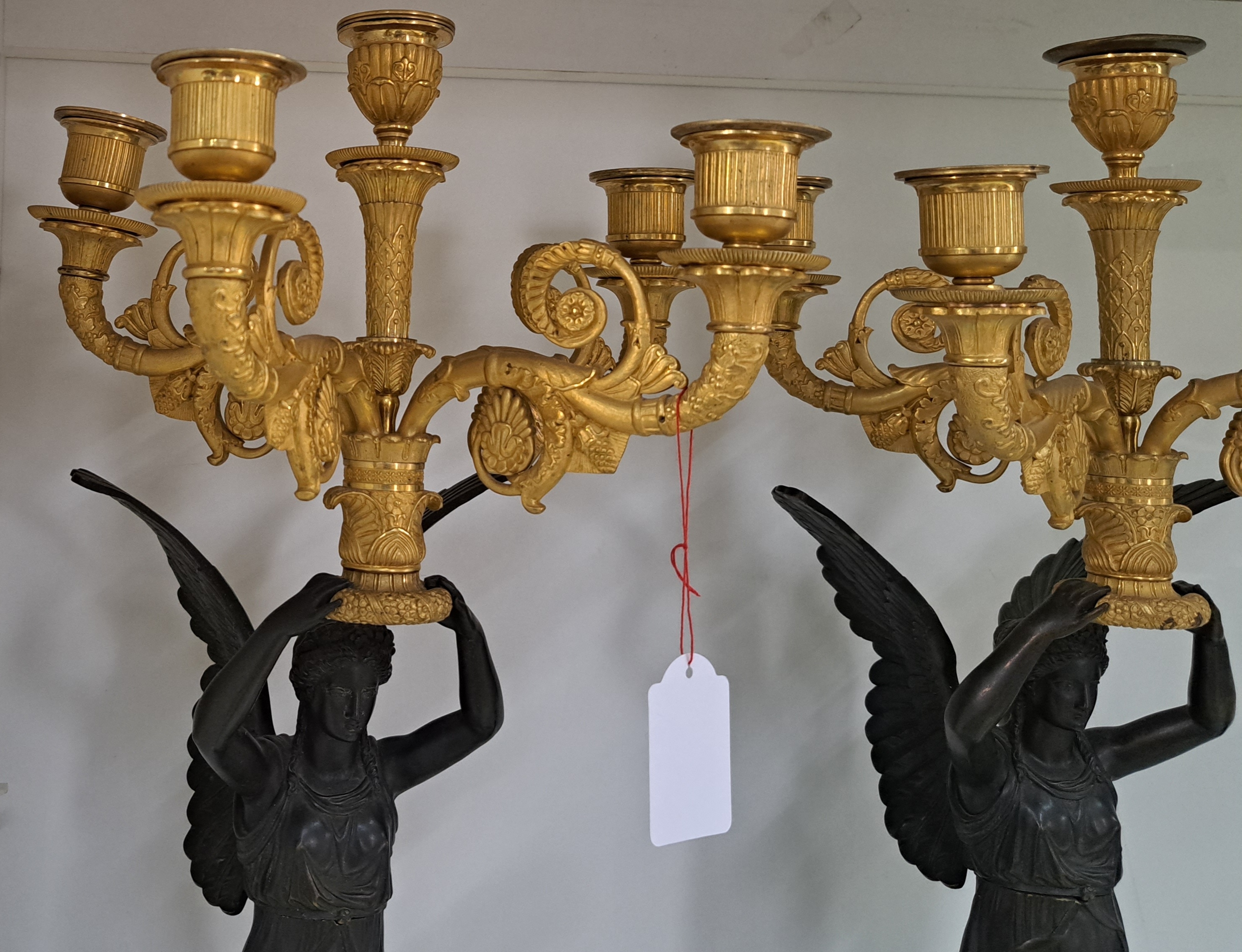 Detail r: Paar große Figurenleuchter, Frankreich, um 1900, Empirestil, Bronze teils brüniert, teils vergoldet, vollplastische geflügelte Frauenfiguren ...