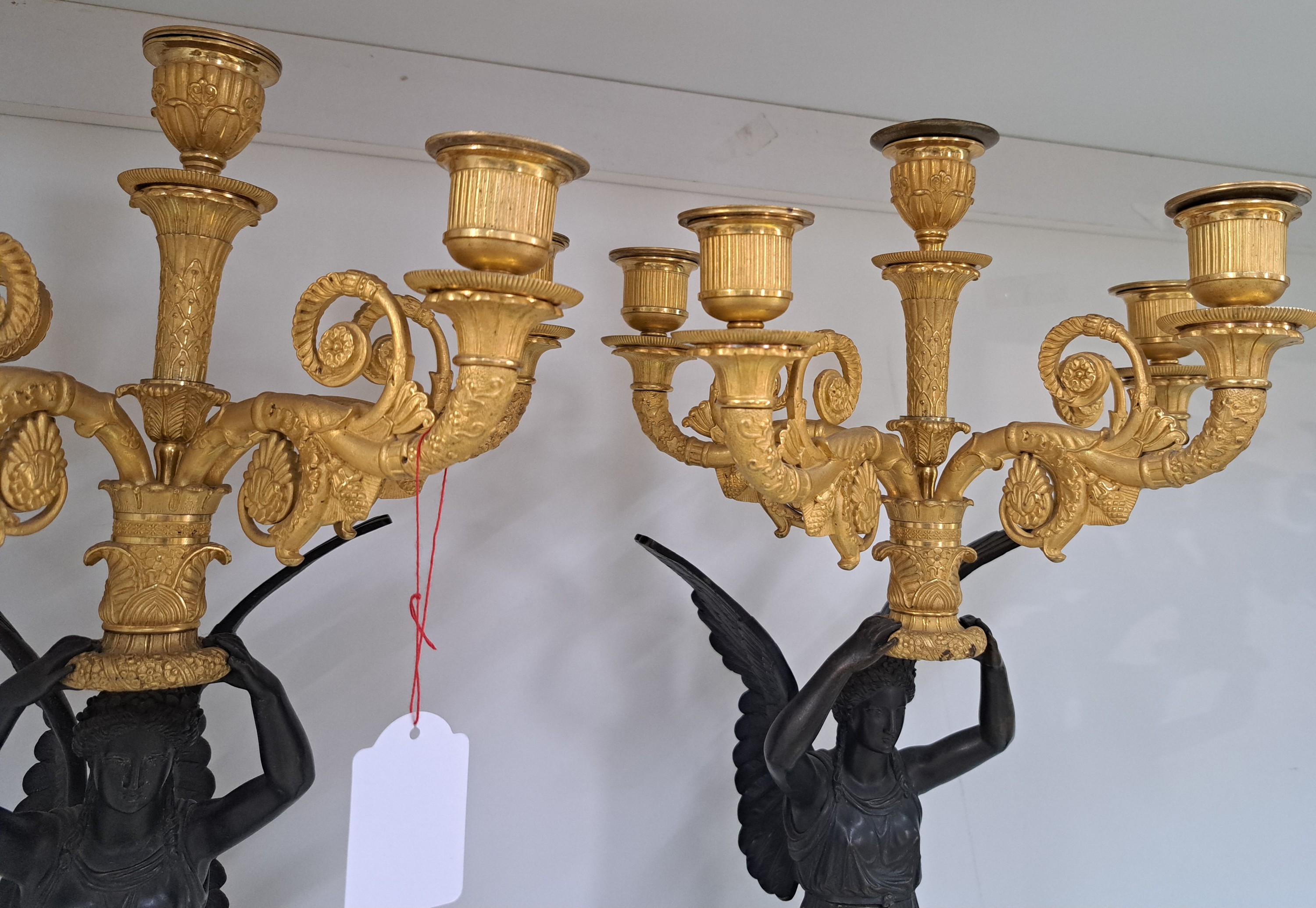 Detail s: Paar große Figurenleuchter, Frankreich, um 1900, Empirestil, Bronze teils brüniert, teils vergoldet, vollplastische geflügelte Frauenfiguren ...