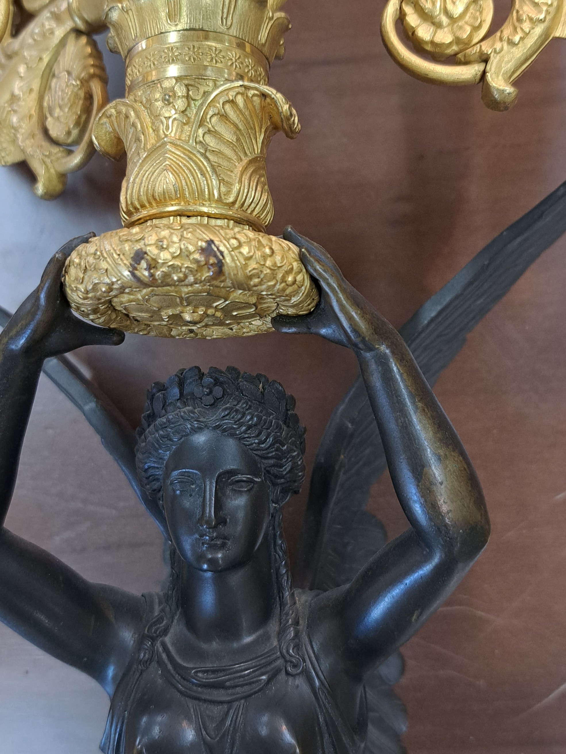 Detail x: Paar große Figurenleuchter, Frankreich, um 1900, Empirestil, Bronze teils brüniert, teils vergoldet, vollplastische geflügelte Frauenfiguren ...