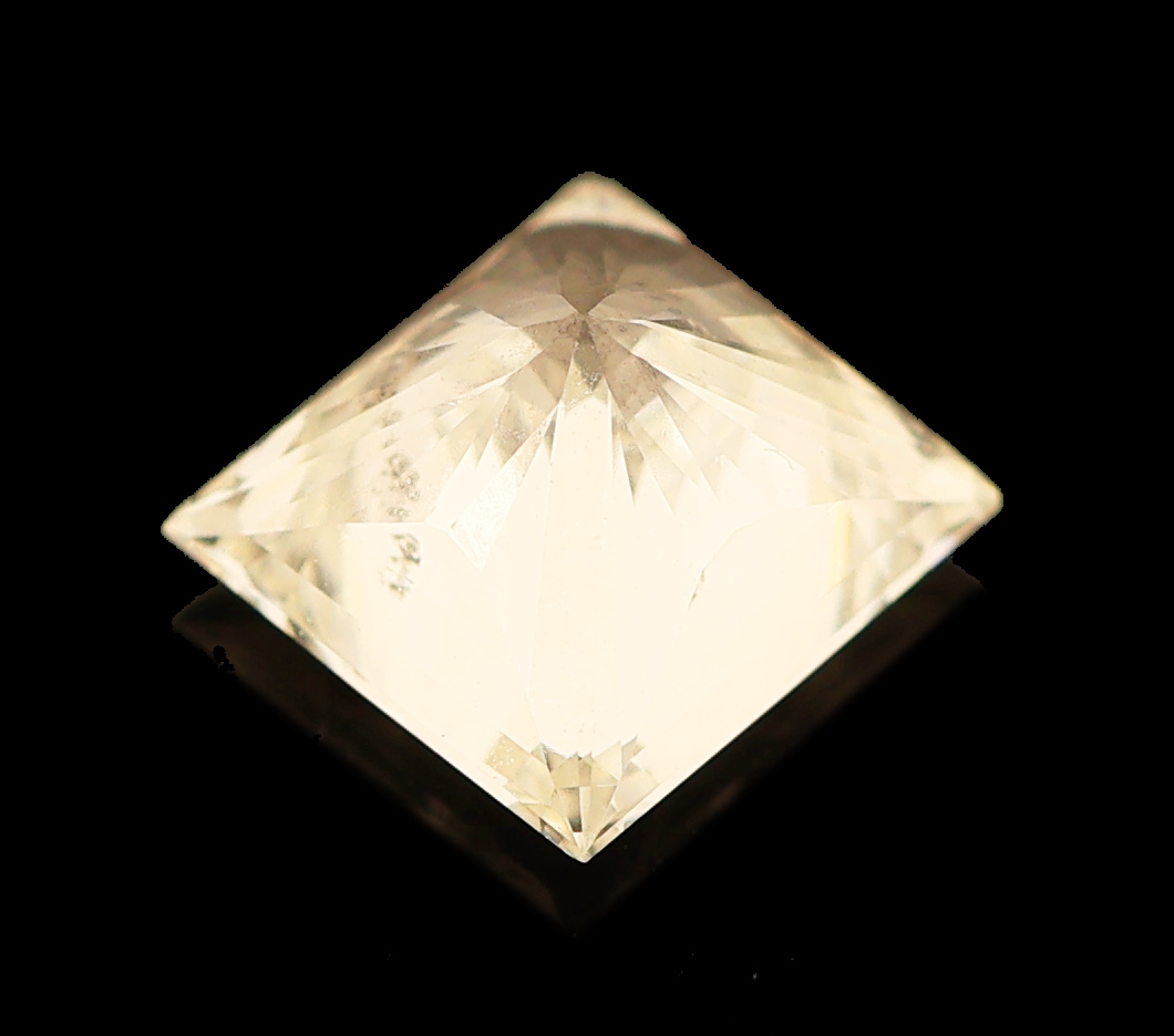 Detail a: Loser Diamant 0.84 ct leicht getöntes Weiß(J)/si1, Princess-Cut, Politur und Symmetrie gut, mit GIA-Expertise