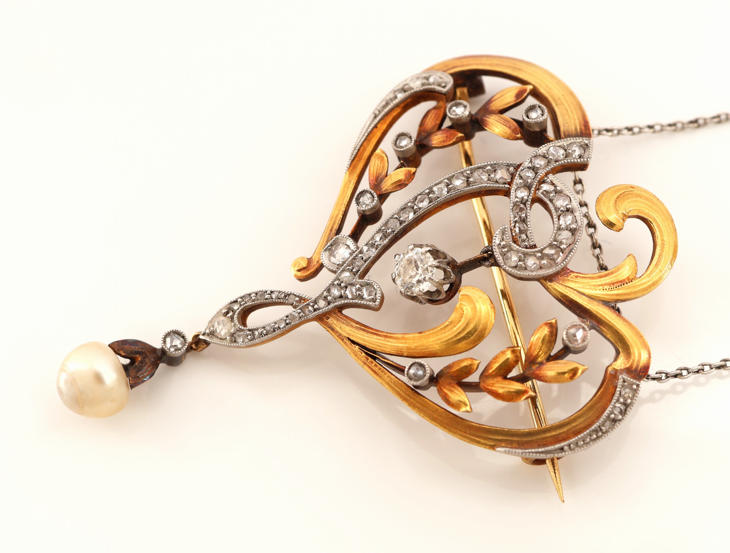 Detail a: 18 kt Gold Jugendstil Diamant-Perl-Collier, um1900-10, GG 750/000 gepr., geschwungenes florales Mittelteil, 1 Altschliffdiamant, bewegl. gefasst, ...
