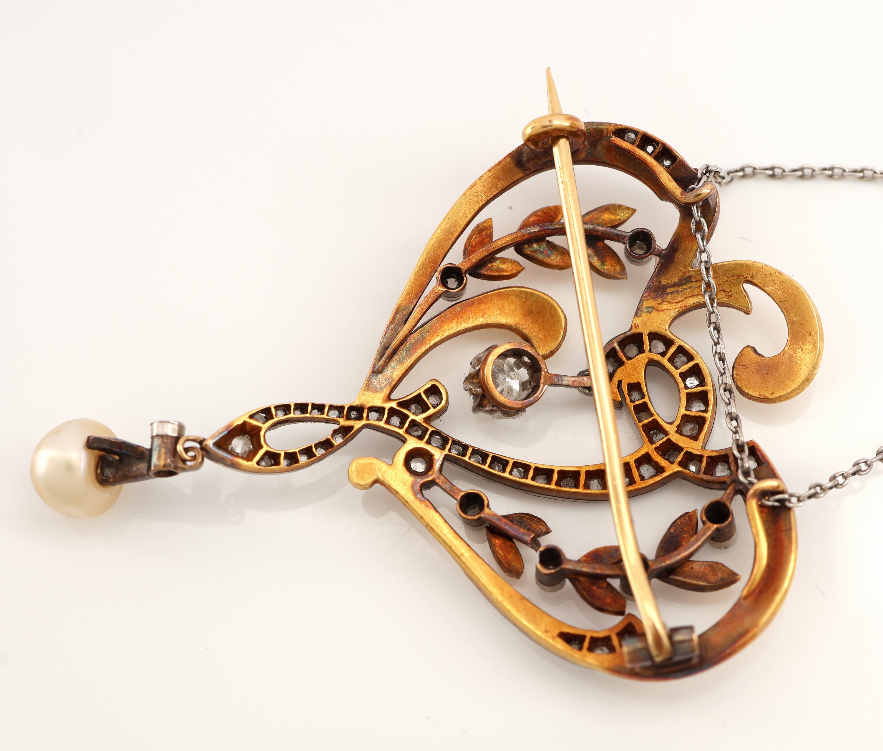 Detail b: 18 kt Gold Jugendstil Diamant-Perl-Collier, um1900-10, GG 750/000 gepr., geschwungenes florales Mittelteil, 1 Altschliffdiamant, bewegl. gefasst, ...
