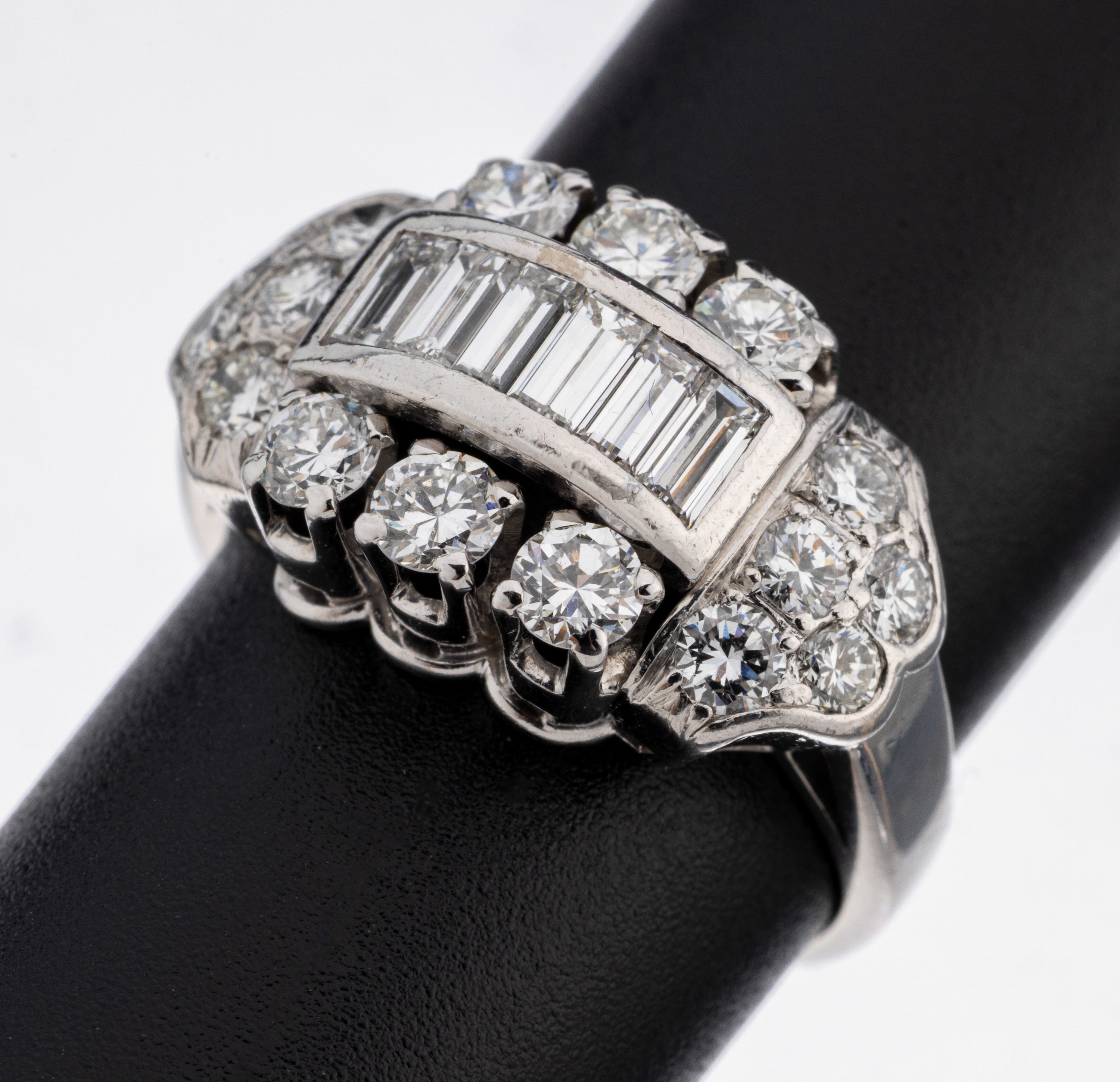 18 kt Gold Diamant-Ring, WG 750/000, 6 Diamantbaguettes und 16 Brillanten zus. ca. 2.0 ct feines Weiß-Weiß/vs-si, RW 52, ca. 6.6 g