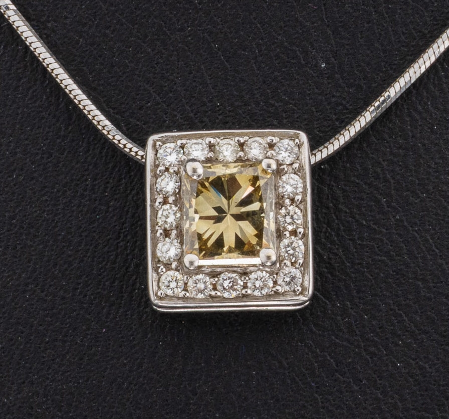 18 kt Gold Diamant-Anhänger, WG 750/000, quadratisch, mittig Princess Cut Diamant ca. 1.0 ct Fancy Brown/si, umgeben von 16 Brillanten zus. ca. ...