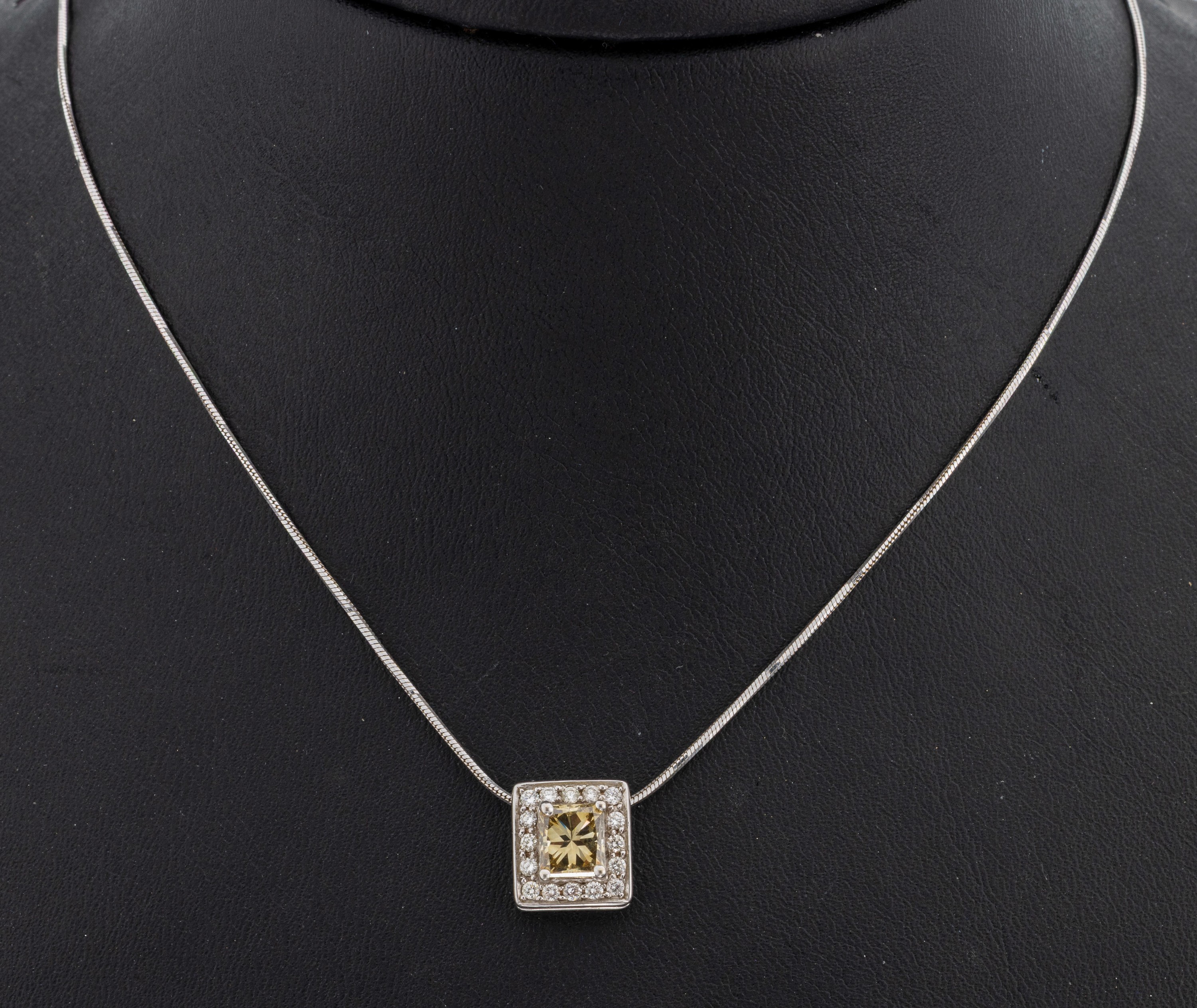 Detail a: 18 kt Gold Diamant-Anhänger, WG 750/000, quadratisch, mittig Princess Cut Diamant ca. 1.0 ct Fancy Brown/si, umgeben von 16 Brillanten zus. ca. ...