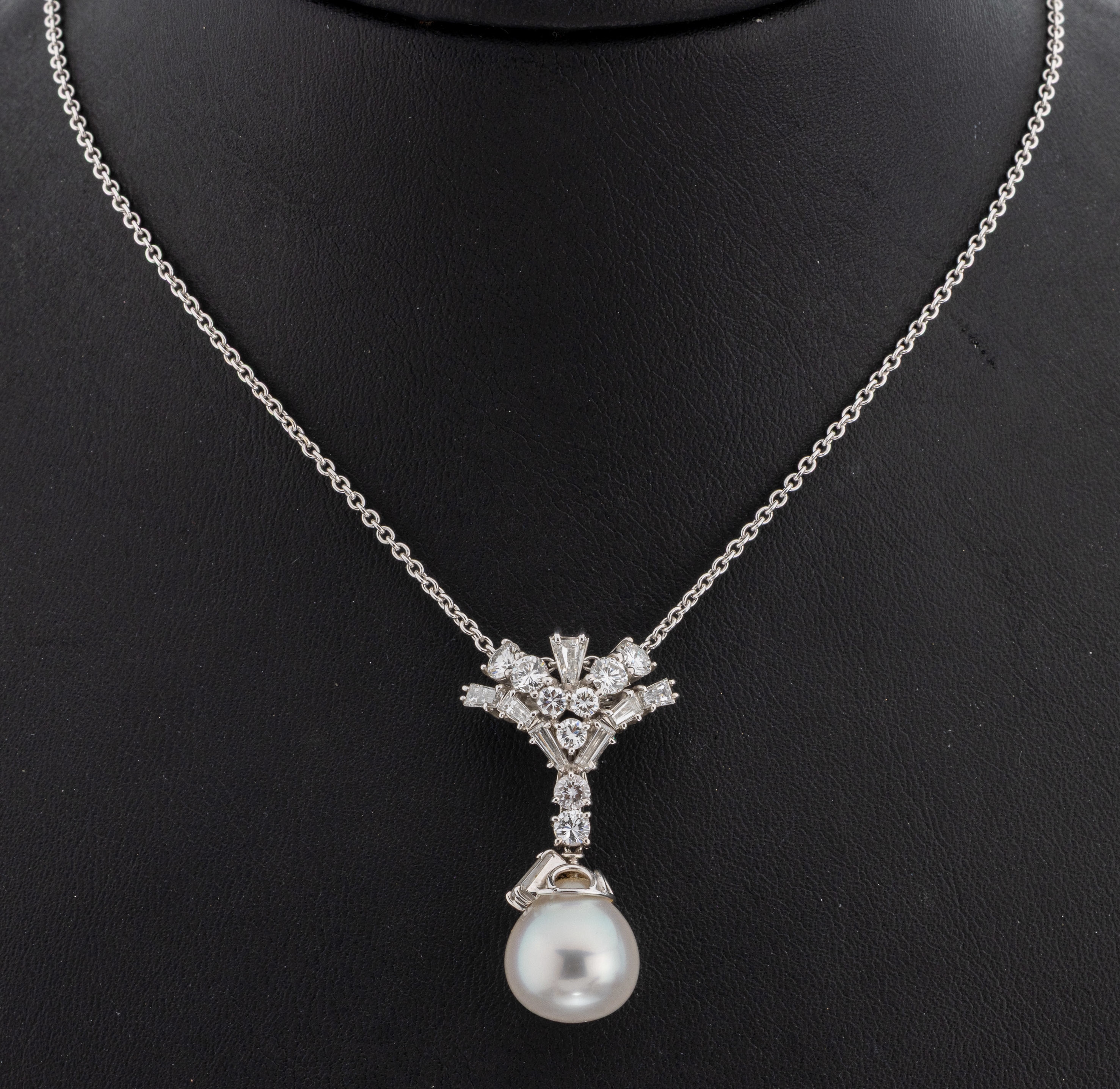 Image 27122778 - 18 kt gold diamond-pearl-pendant , WG 750/000, 9 brilliants and 10 diamond trapezia ...