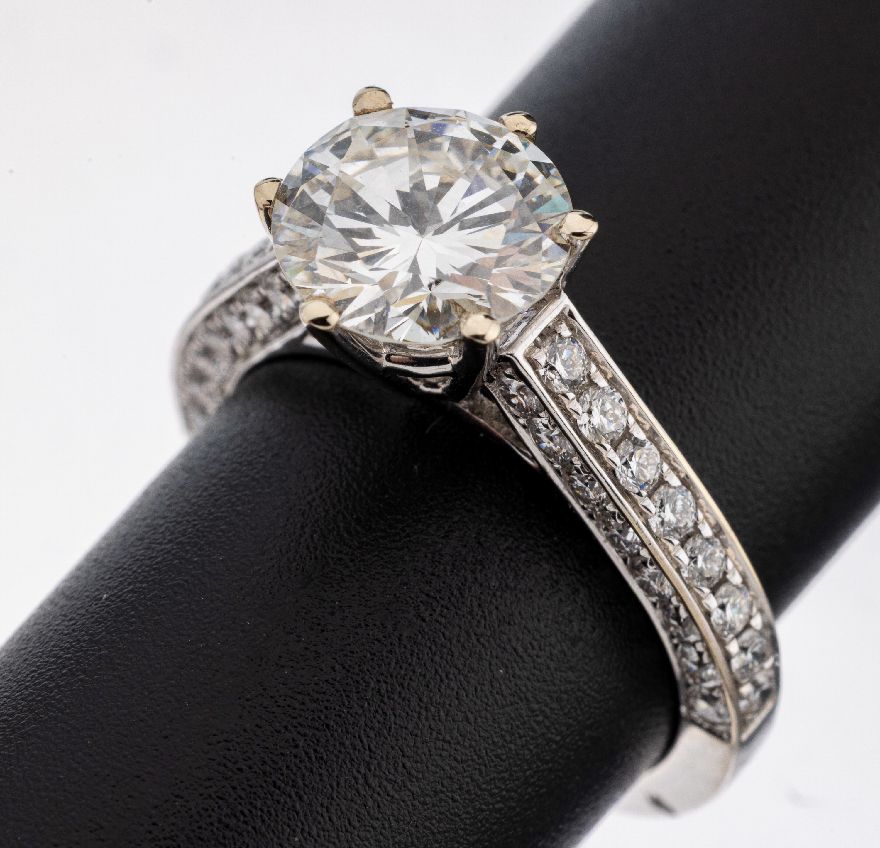 Image 27122779 - 18 kt Gold Brillant-Ring, WG 750/000, mittig Brillant 2.15 ct Weiß(H)/vvs2, ...