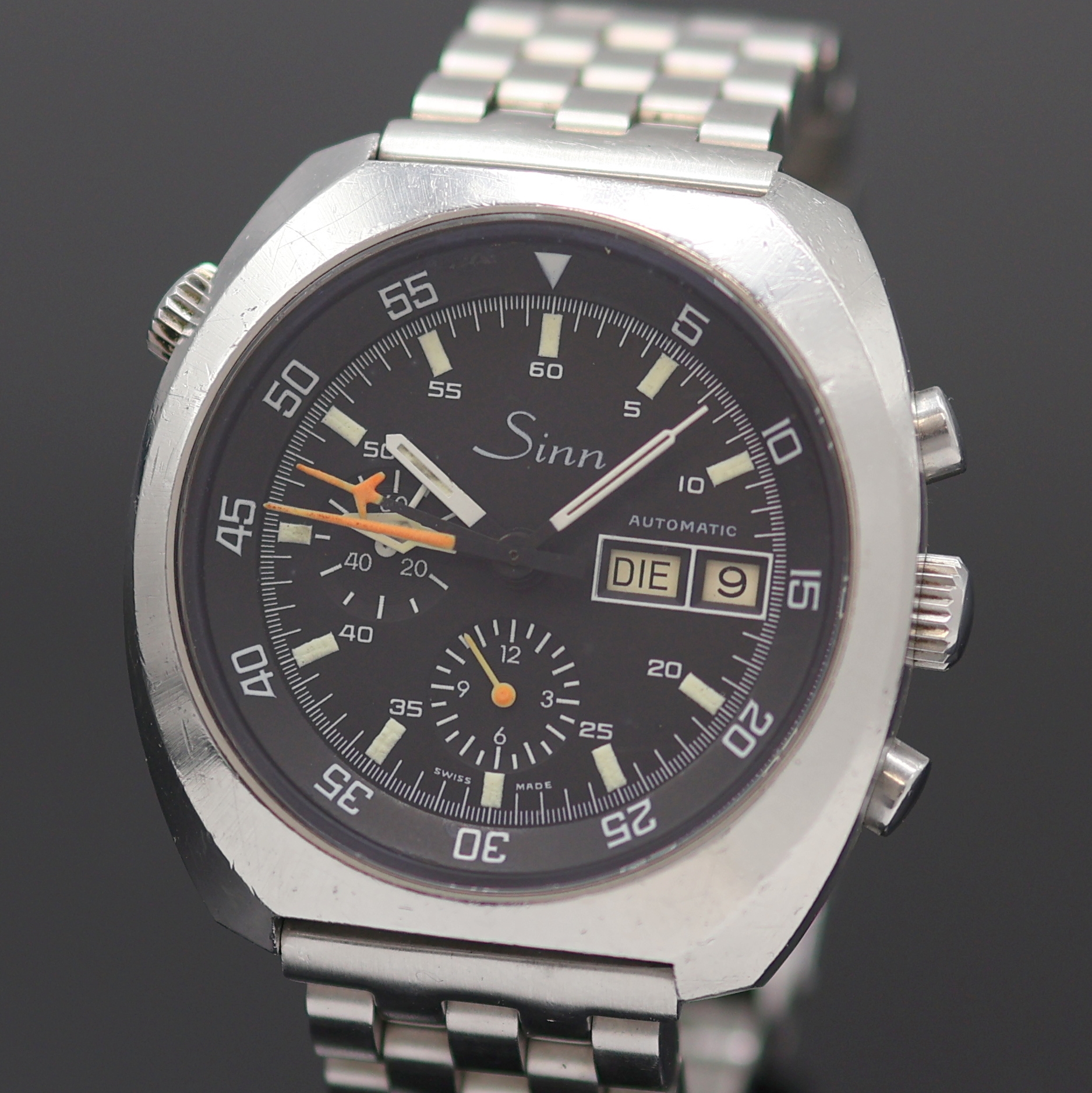 Detail a: SINN Armbandchronograph in Stahl, Schweiz um 1985, Automatik, Boden verschr., neutr. Gliederband m. Faltschl., schwarzes Zifferbl. m. Leuchtind., ...