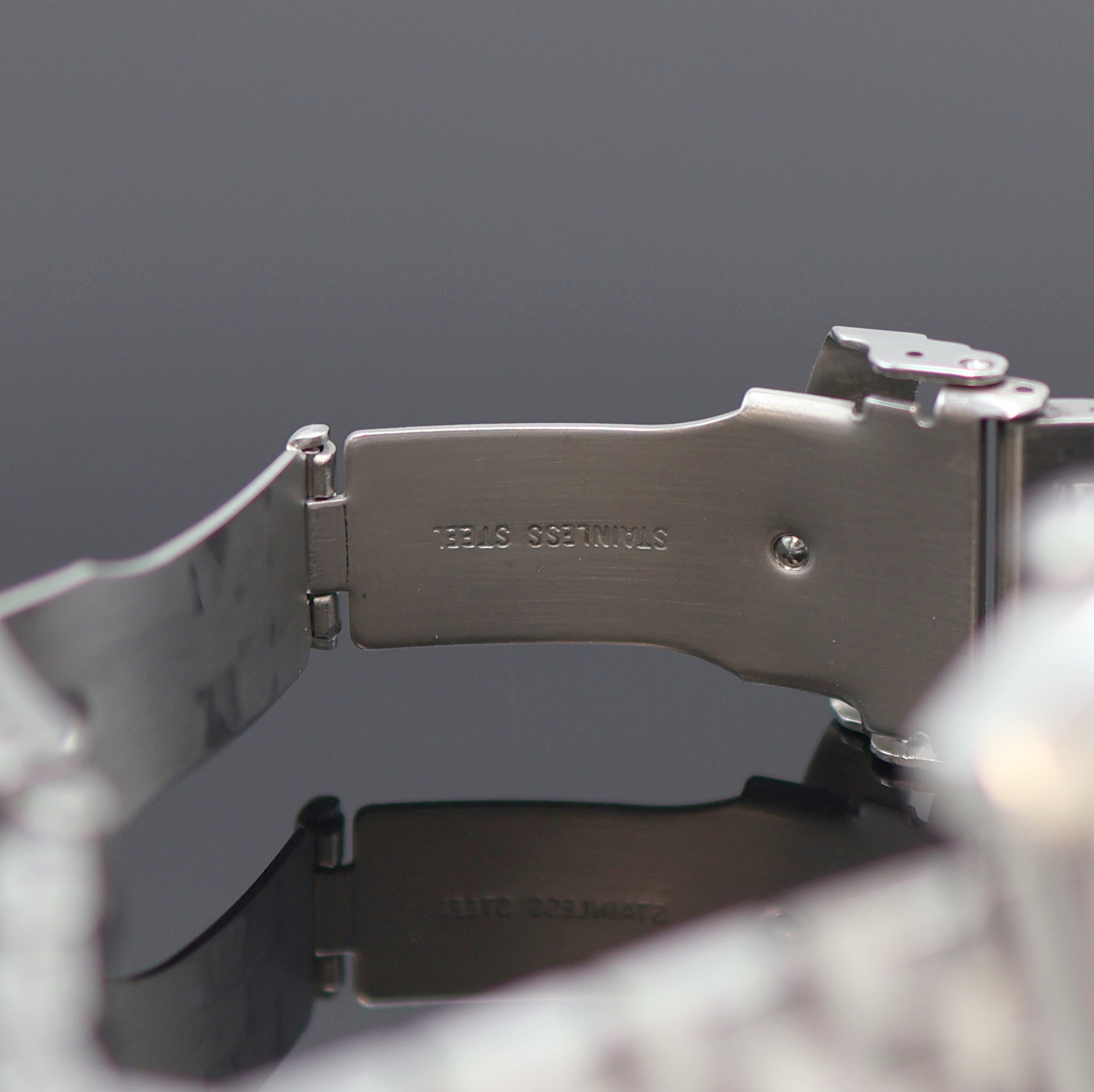 Detail b: SINN Armbandchronograph in Stahl, Schweiz um 1985, Automatik, Boden verschr., neutr. Gliederband m. Faltschl., schwarzes Zifferbl. m. Leuchtind., ...