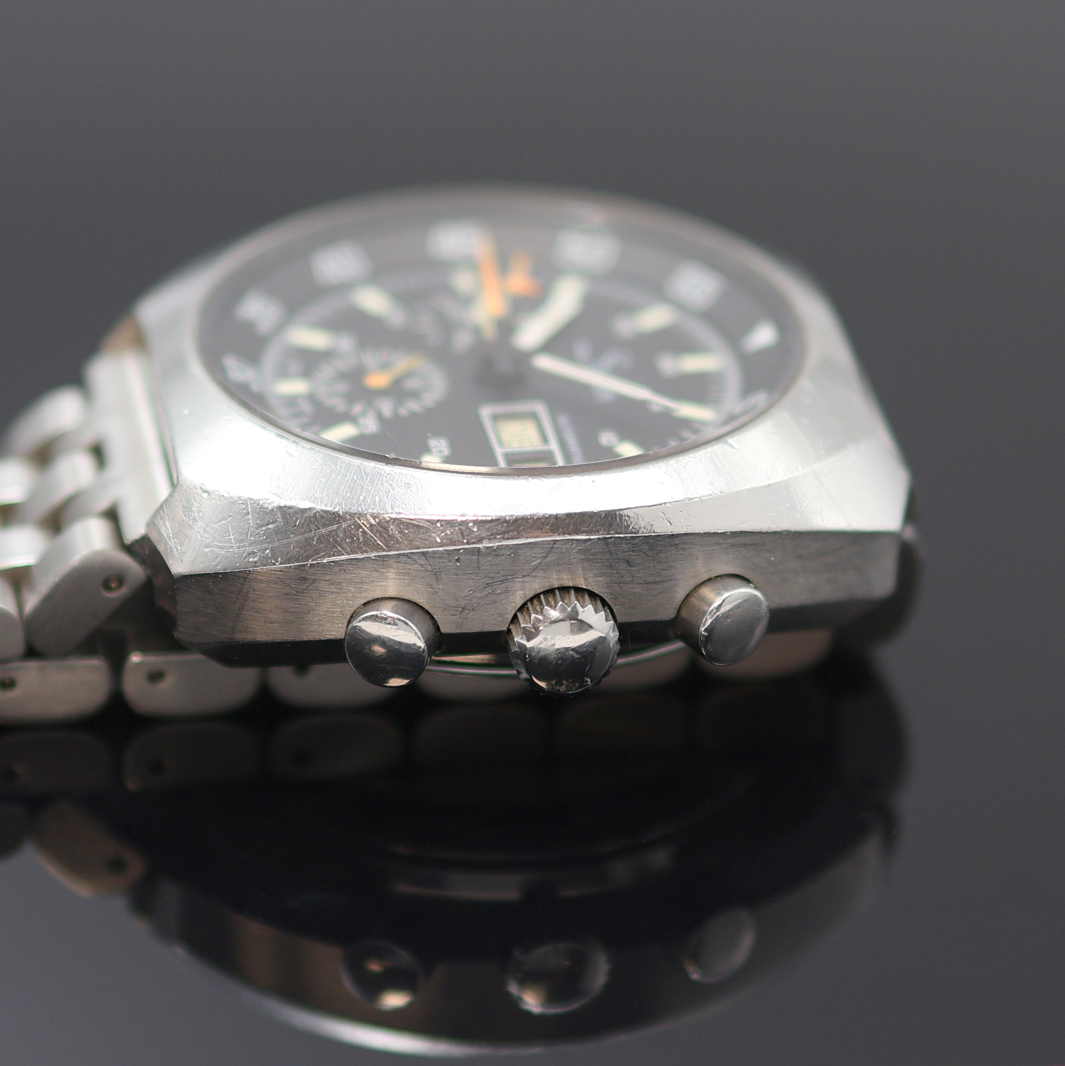 Detail c: SINN Armbandchronograph in Stahl, Schweiz um 1985, Automatik, Boden verschr., neutr. Gliederband m. Faltschl., schwarzes Zifferbl. m. Leuchtind., ...