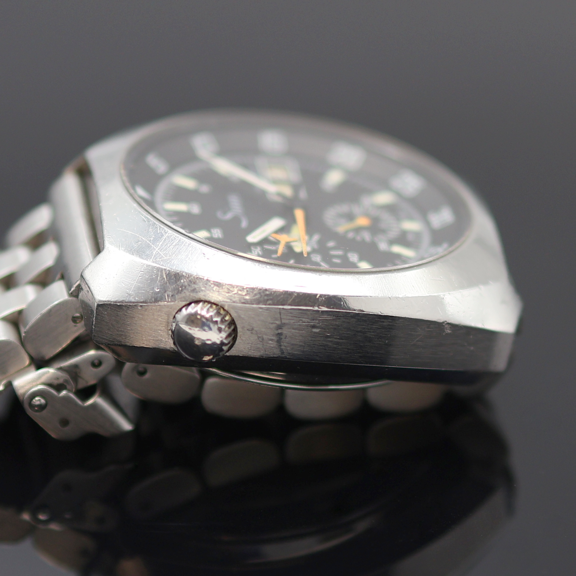 Detail d: SINN Armbandchronograph in Stahl, Schweiz um 1985, Automatik, Boden verschr., neutr. Gliederband m. Faltschl., schwarzes Zifferbl. m. Leuchtind., ...