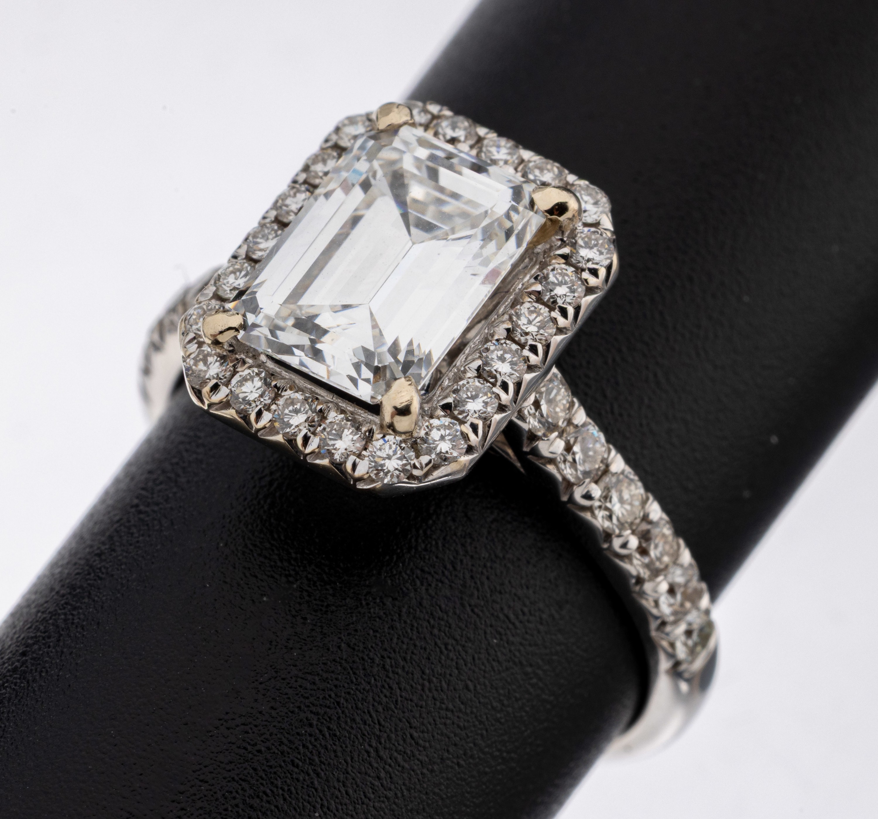 Image 27122782 - 18 kt Gold Diamant-Ring, WG 750/000, mittigDiamant im Emerald Cut 2.23 ct hochfeines ...