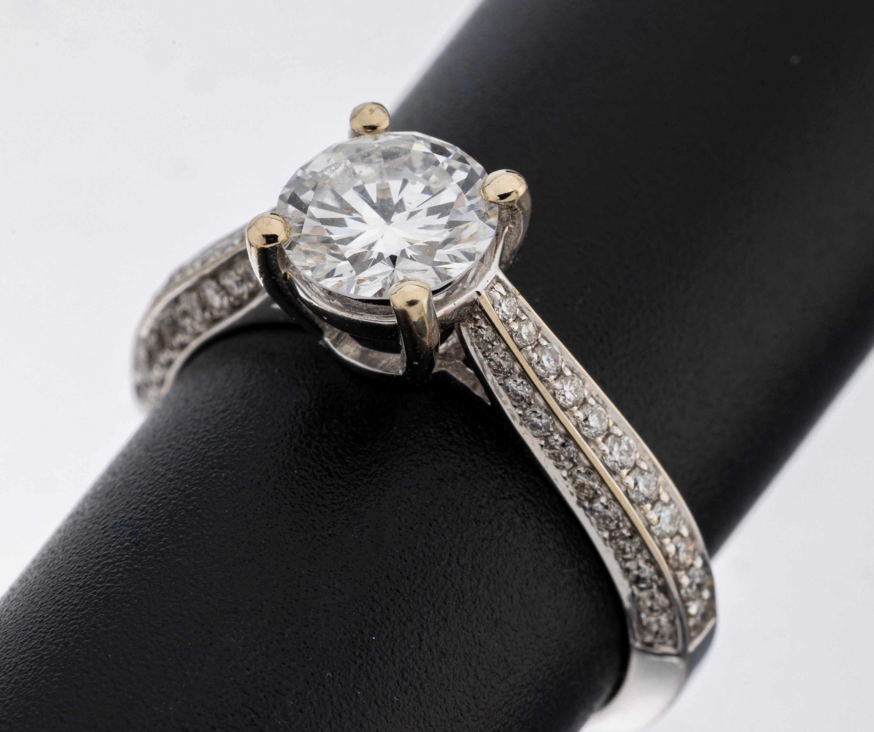 Image 27122784 - 18 kt Gold Brillant-Ring, WG 750/000, mittig Brillant 1.06 ct hochfeines Weiß(E)/vvs1, ...