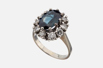 Image 14 kt Gold Saphir-Brillant-Ring, WG 585/000, mittig erhaben gefasster ovalfacett. ...