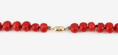 27122736a - Korallen-Collier mit 9 kt Gold Schließe, GG375/000, im Verlauf facett. Korallenlinsen, ...