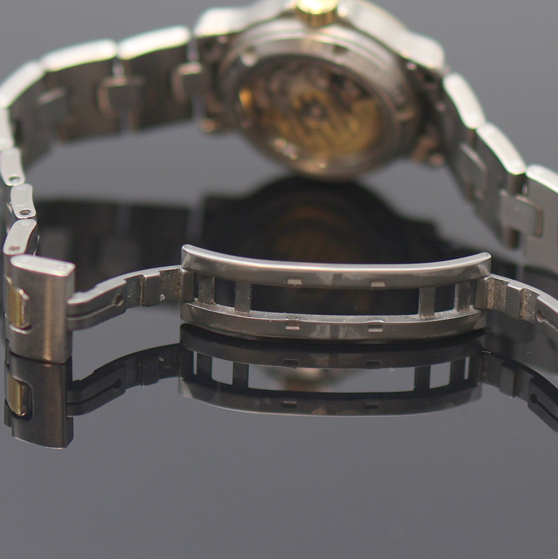 Detail b: SINN Damenarmbanduhr in Titan, Schweiz um 1995, Automatik, beids. vergl., z. T. verg. Geh. inkl. Gliederband m. dopp. Faltschl., Boden u. Krone ...