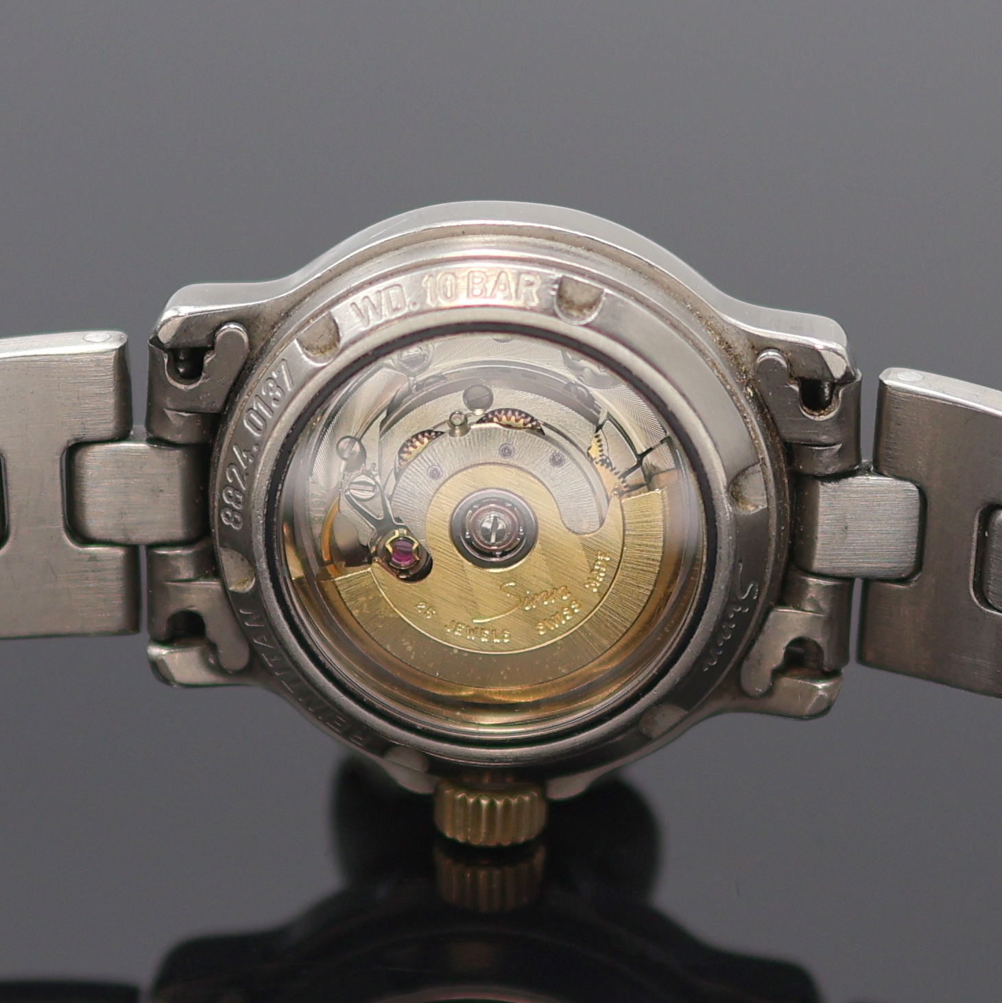 Detail e: SINN Damenarmbanduhr in Titan, Schweiz um 1995, Automatik, beids. vergl., z. T. verg. Geh. inkl. Gliederband m. dopp. Faltschl., Boden u. Krone ...