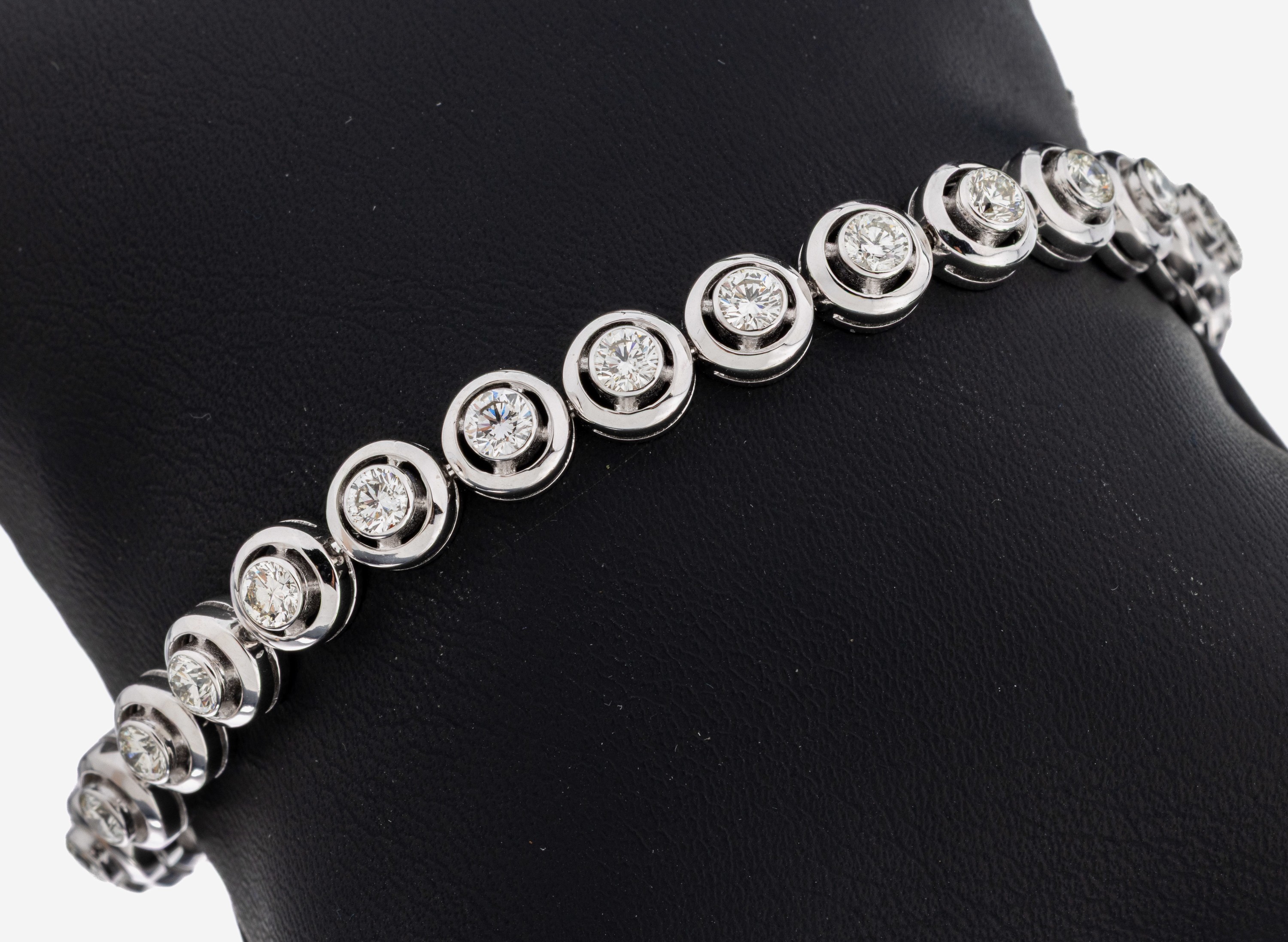 Image 27122805 - 18 kt Gold Brillant-Armband, WG 750/000, 29Brillanten zus. ca. 5.0 ct ...