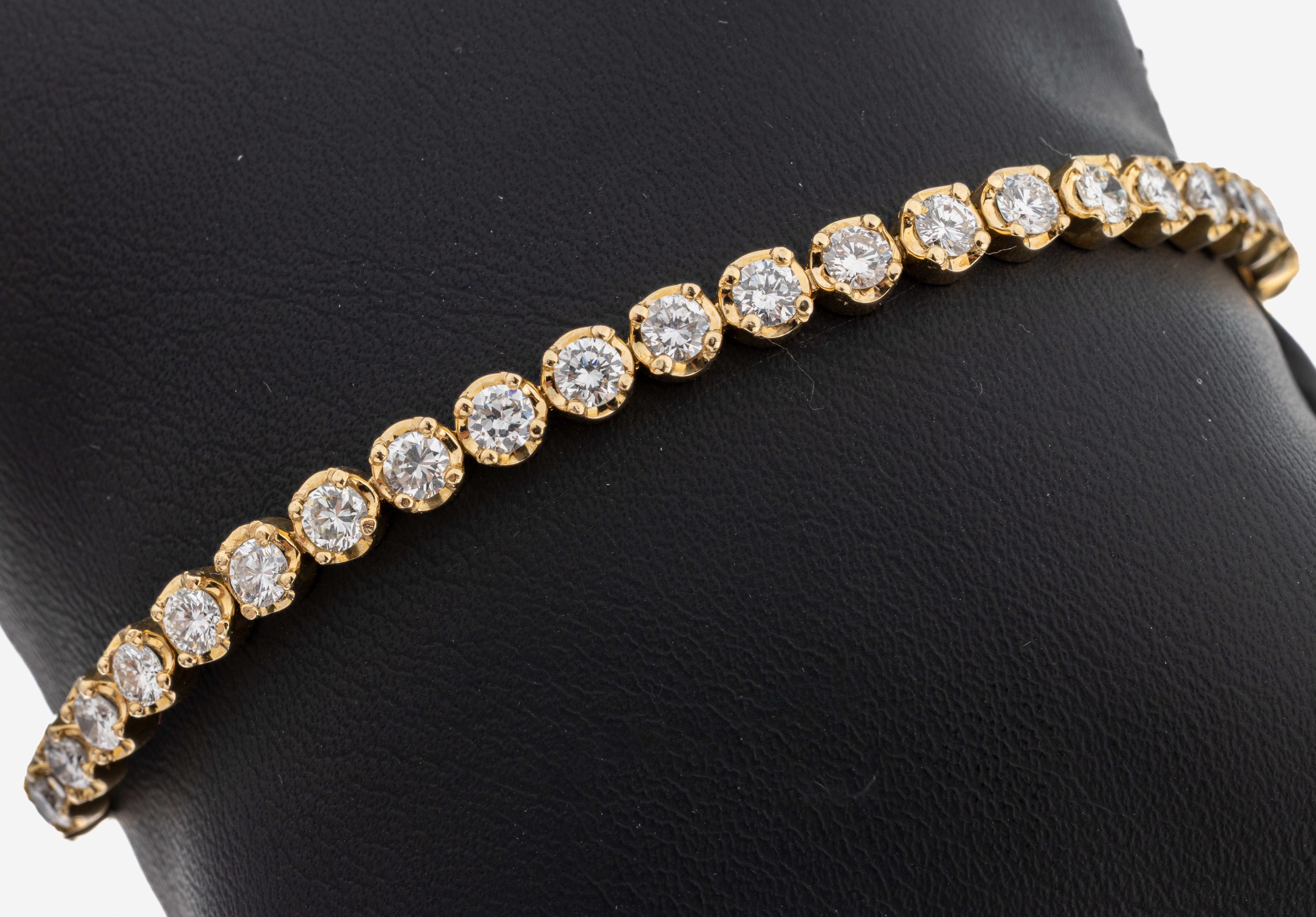 Image 27122806 - 14 kt Gold Brillant-Linienarmband, GG 585/000, 42 Brillanten zus. ca. 5.0 ct Weiß- ...
