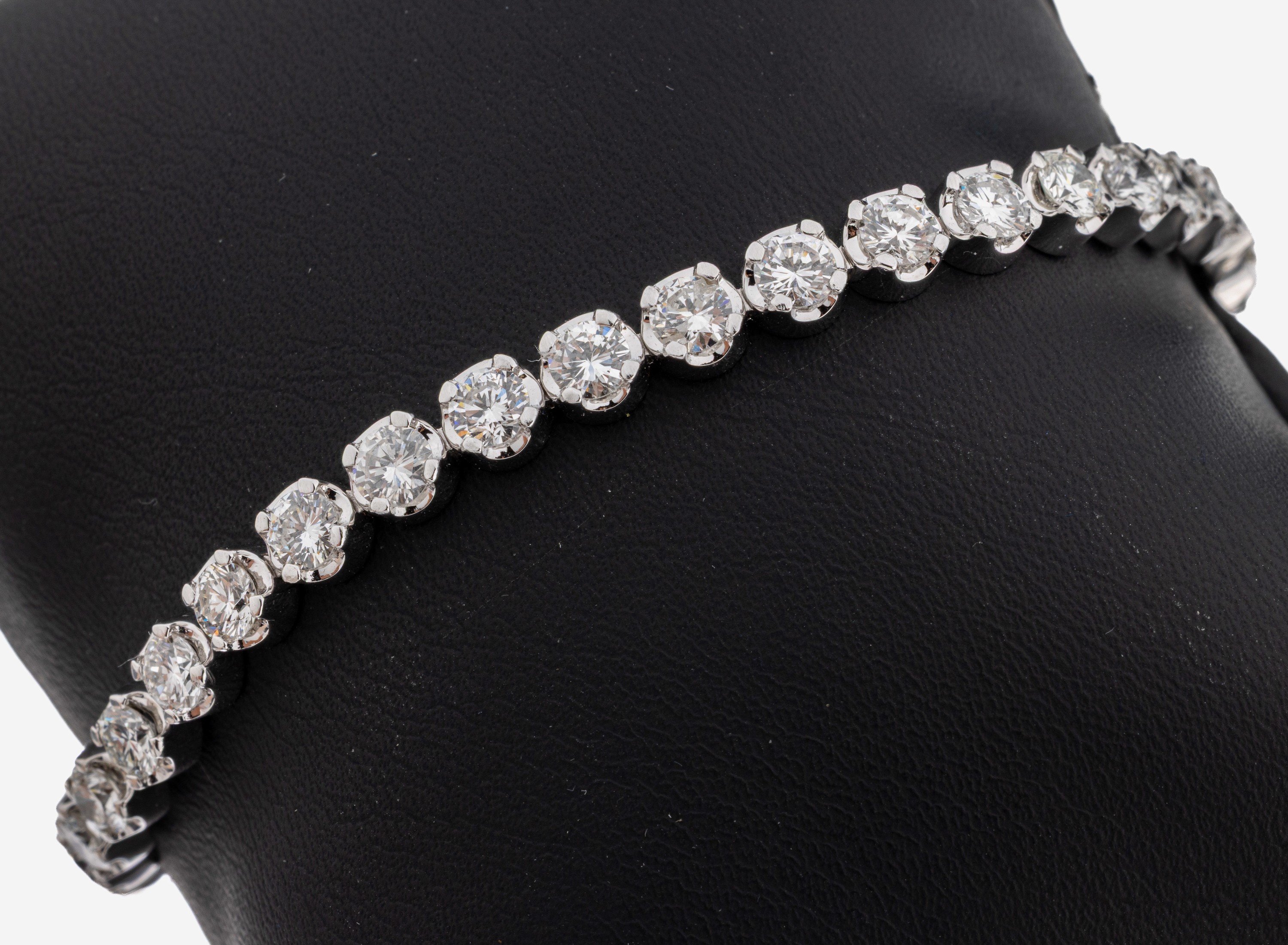 Image 27122808 - 14 kt Gold Brillant-Linienarmband, WG 585/000, 35 Brillanten zus. ca. 8.50 ct ...