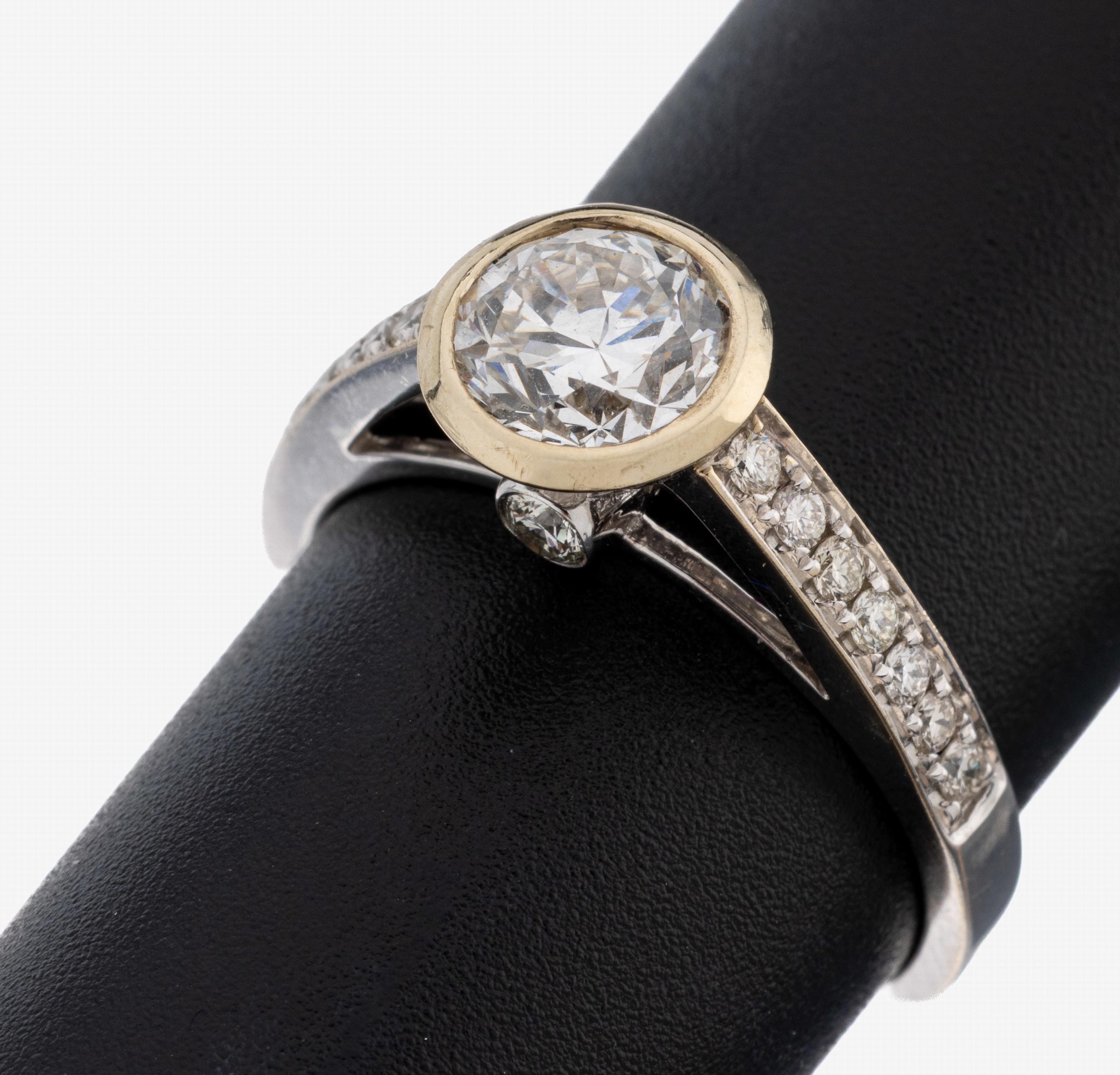 Image 27122810 - 18 kt Gold Brillant-Ring, WG 750/000, mittig Brillant in Zargenfassung 1.09 ct feines ...