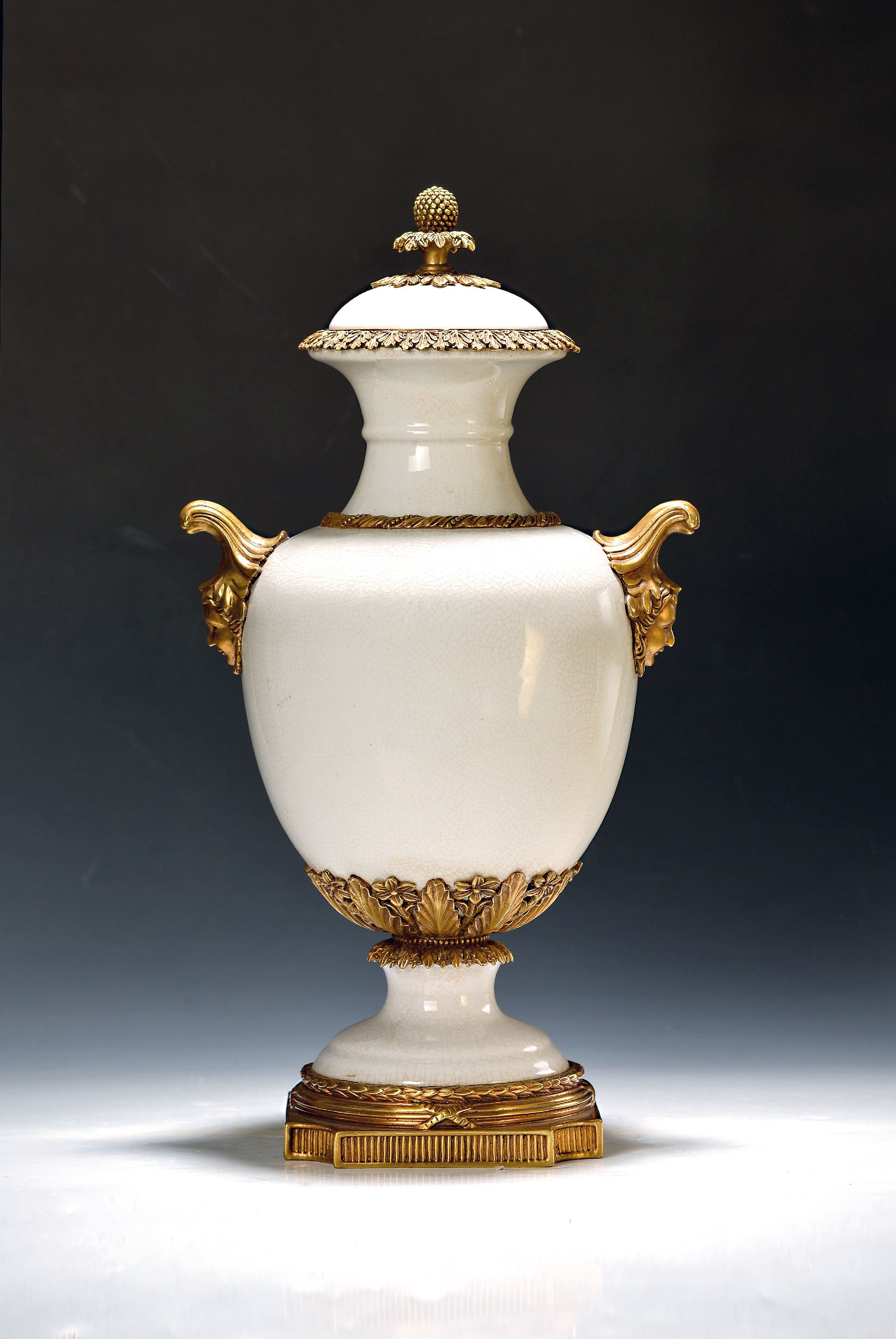 Image 27122814 - Prunkvase mit Deckel, United Wilson Porcelain Company, Hong Kong, 20.Jh., Keramik, ...
