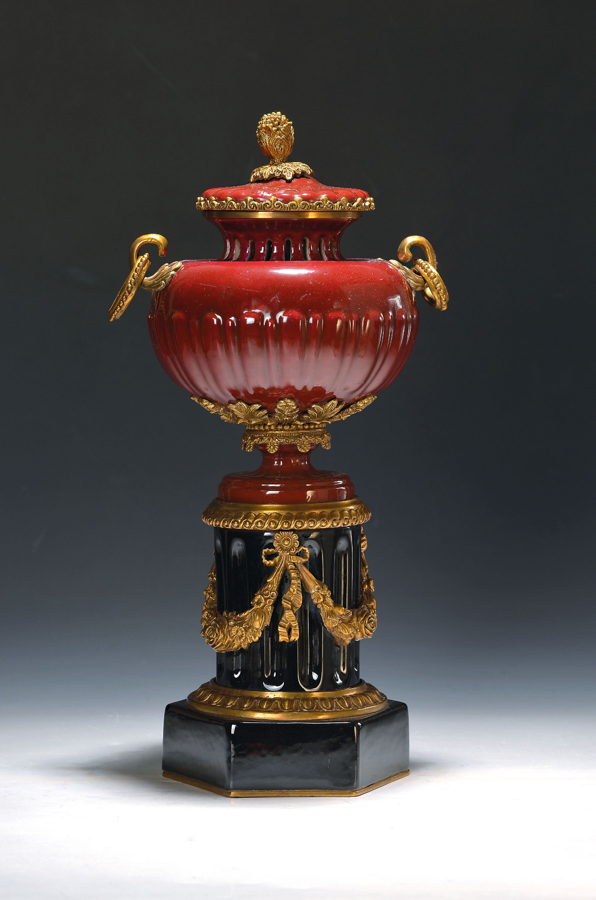 Image 27122815 - Prunkvase, wohl United Wilson Porcelain Company, Hong Kong, 20.Jh., Keramik, schwarz und ...