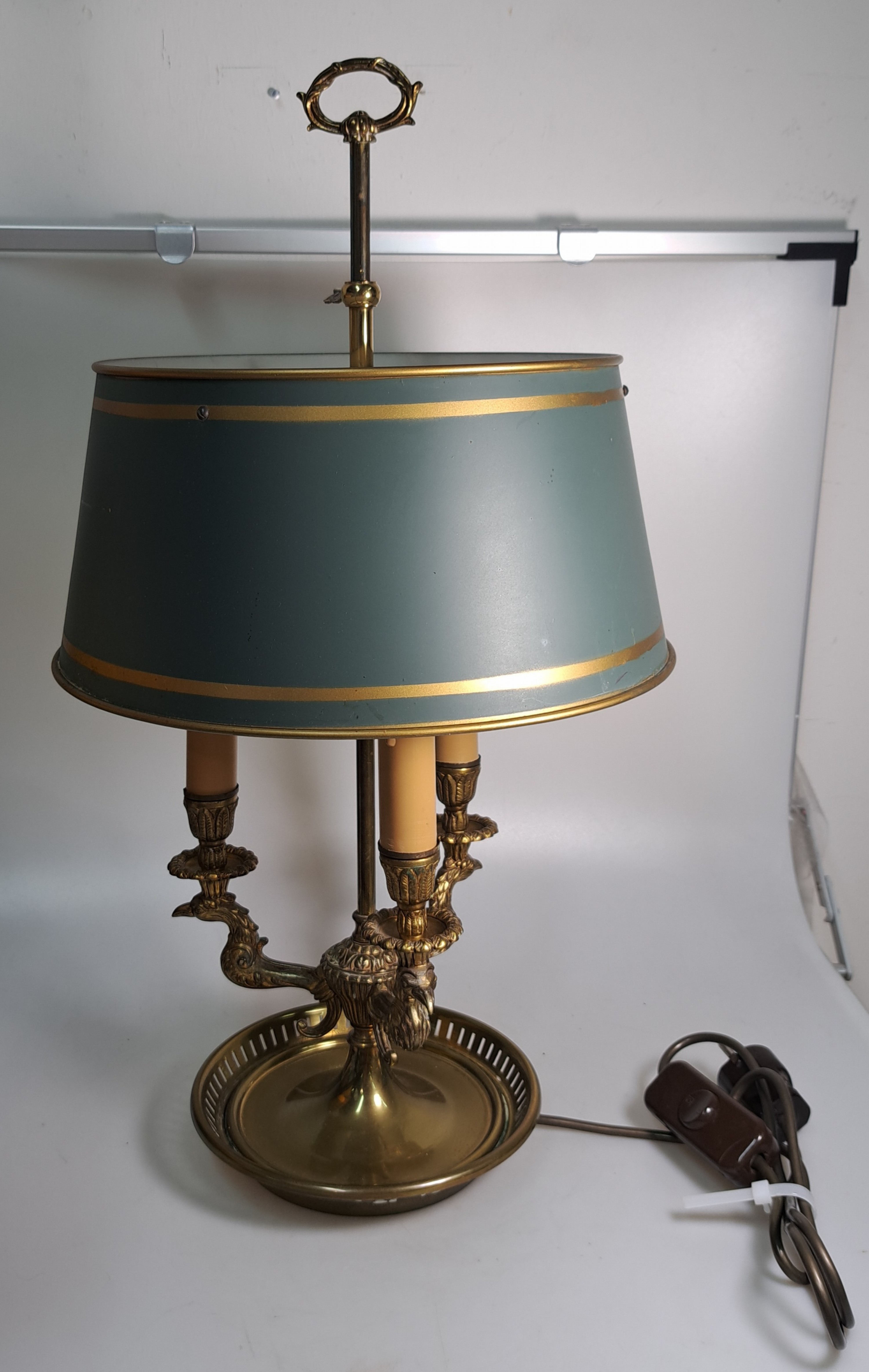 Detail a: Bouillotte-Lampe, 20.Jh., Messingkorpus, dreiflammig, Arme in Form von Vogelköpfen, Metallschirm, H. 57 cm, Elektrifizierung ungeprüft