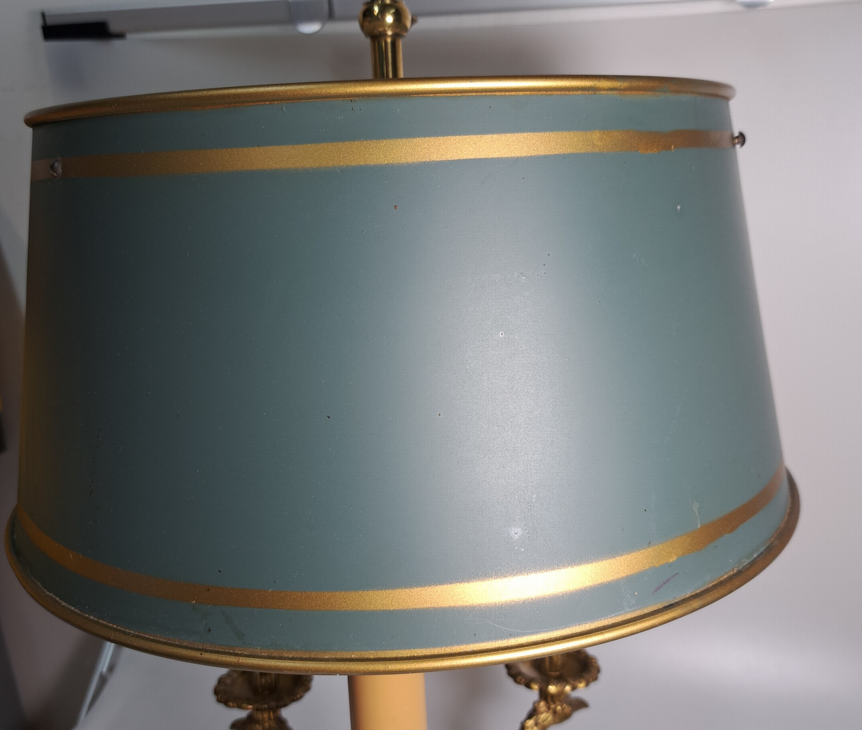 Detail b: Bouillotte-Lampe, 20.Jh., Messingkorpus, dreiflammig, Arme in Form von Vogelköpfen, Metallschirm, H. 57 cm, Elektrifizierung ungeprüft