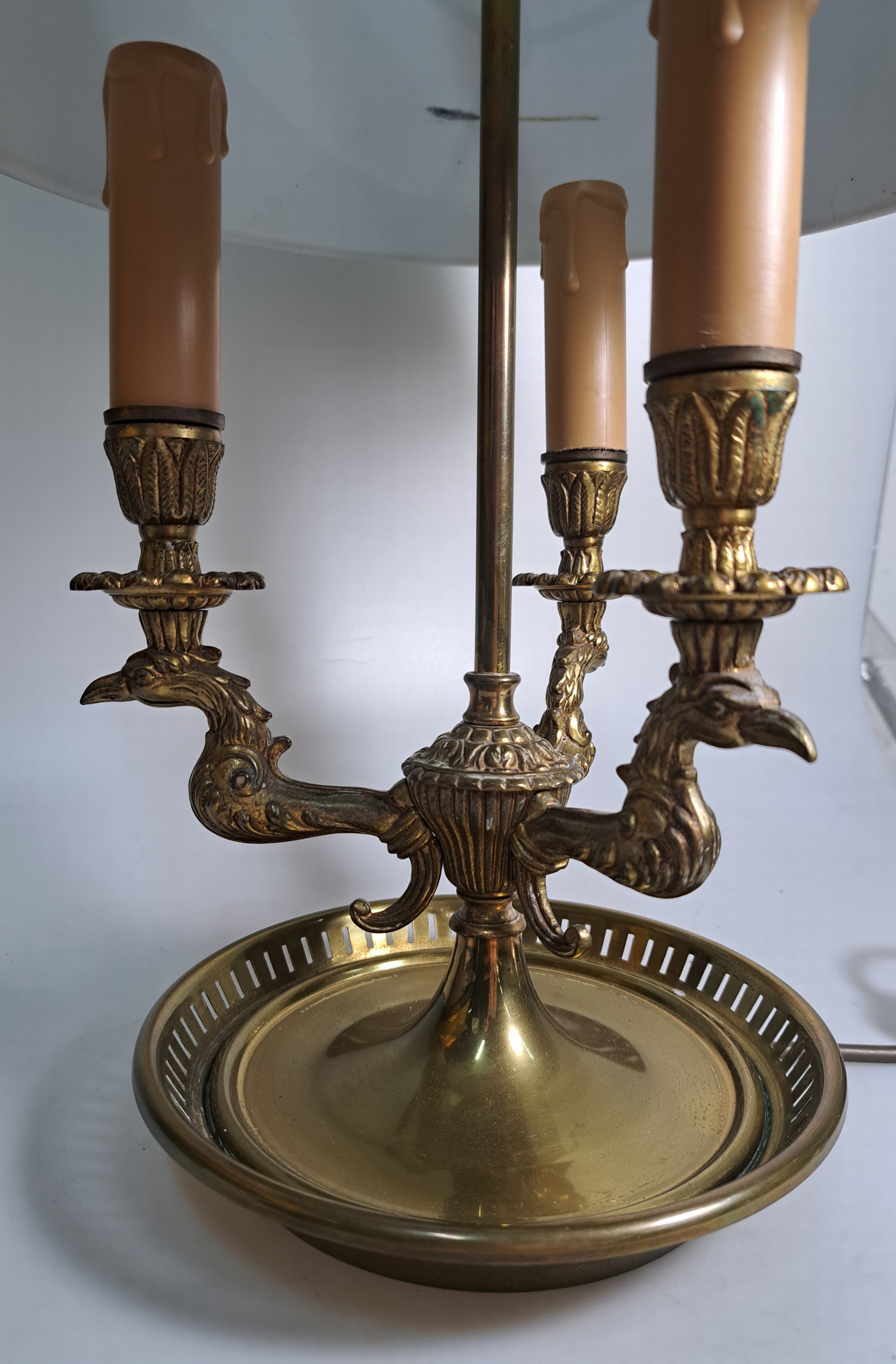 Detail c: Bouillotte-Lampe, 20.Jh., Messingkorpus, dreiflammig, Arme in Form von Vogelköpfen, Metallschirm, H. 57 cm, Elektrifizierung ungeprüft