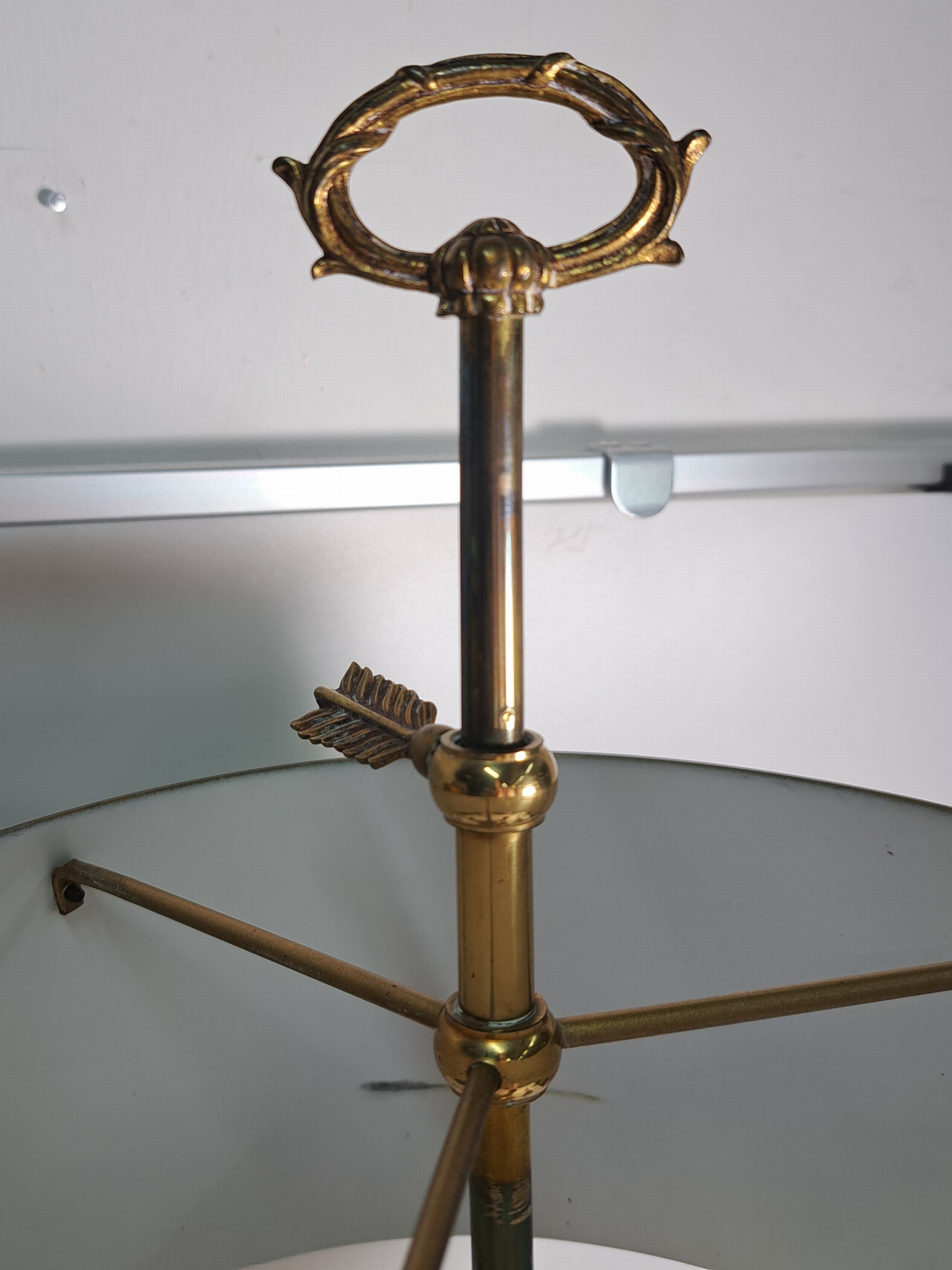Detail d: Bouillotte-Lampe, 20.Jh., Messingkorpus, dreiflammig, Arme in Form von Vogelköpfen, Metallschirm, H. 57 cm, Elektrifizierung ungeprüft