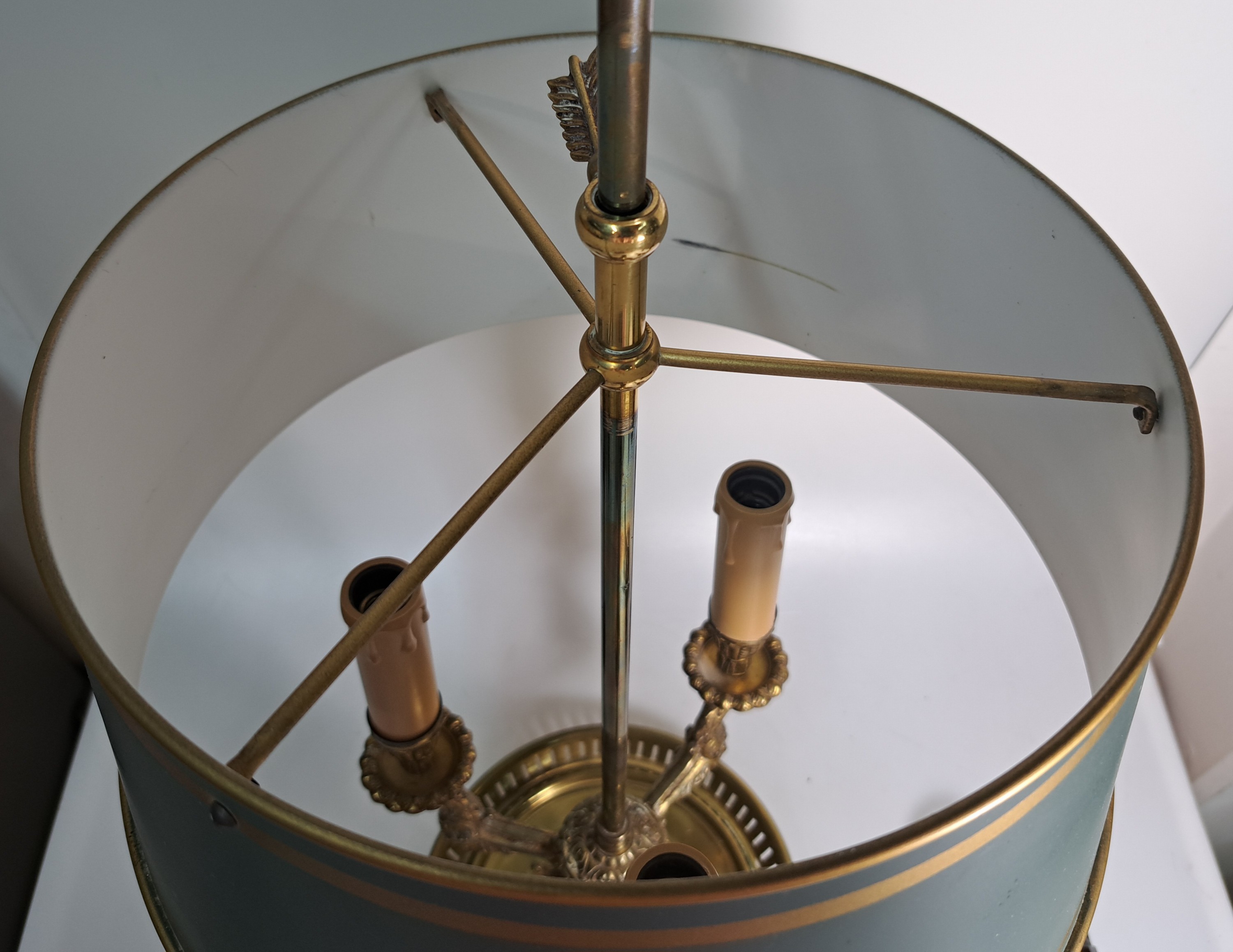 Detail e: Bouillotte-Lampe, 20.Jh., Messingkorpus, dreiflammig, Arme in Form von Vogelköpfen, Metallschirm, H. 57 cm, Elektrifizierung ungeprüft